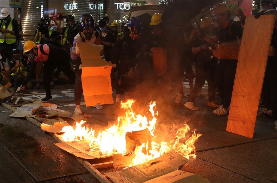Protesters set fire on Nathan Road of Mong Kok district in Kowloon. [Photo/chinadaily.com.cn]