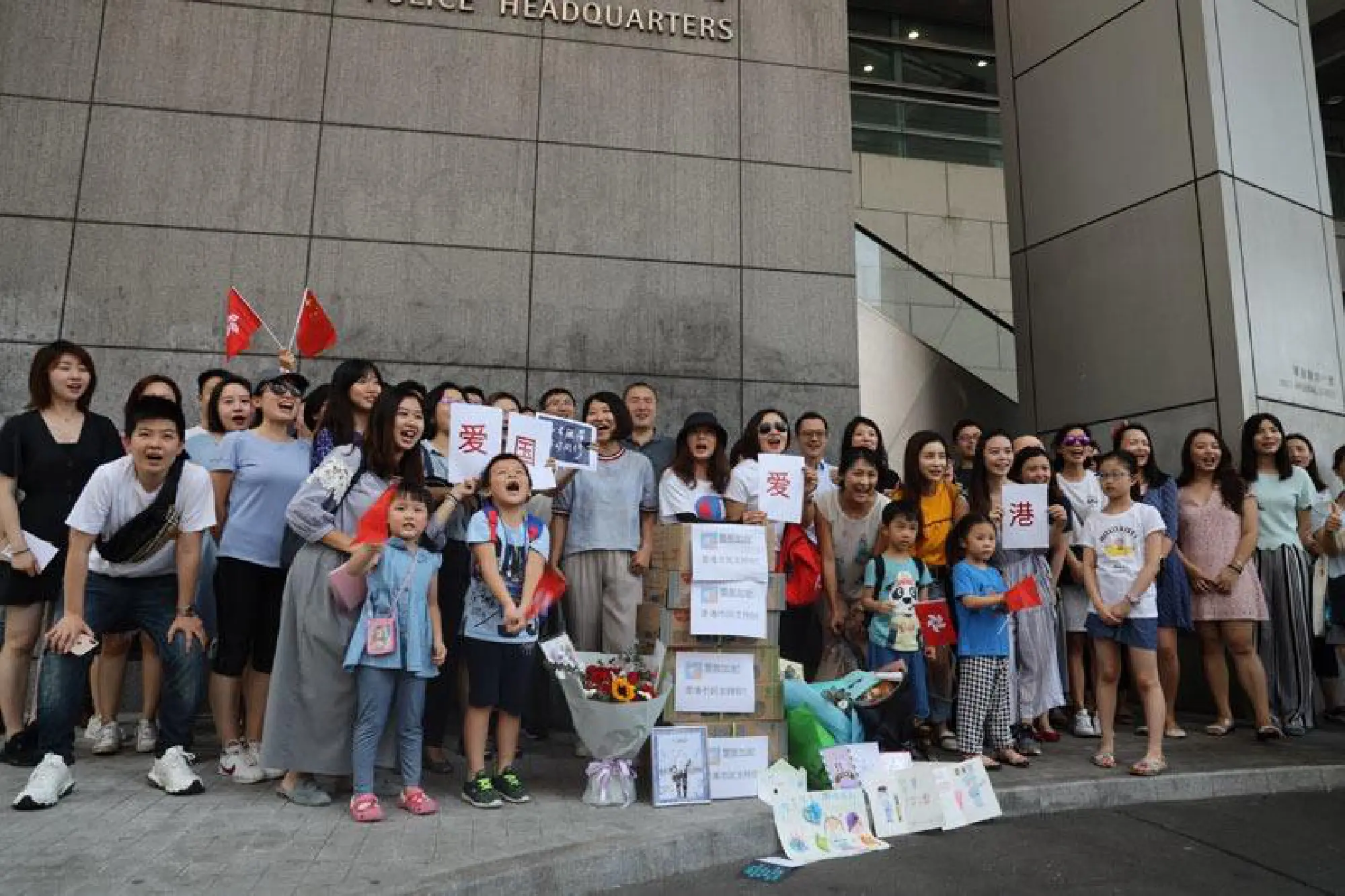 Supporters present an original illustration featuring a brave Hong Kong police officer to the Hong Kong Police Force at the Wan Chai police headquarters, Hong Kong, Aug 9, 2019. (PHOTO / CHINA DAILY)