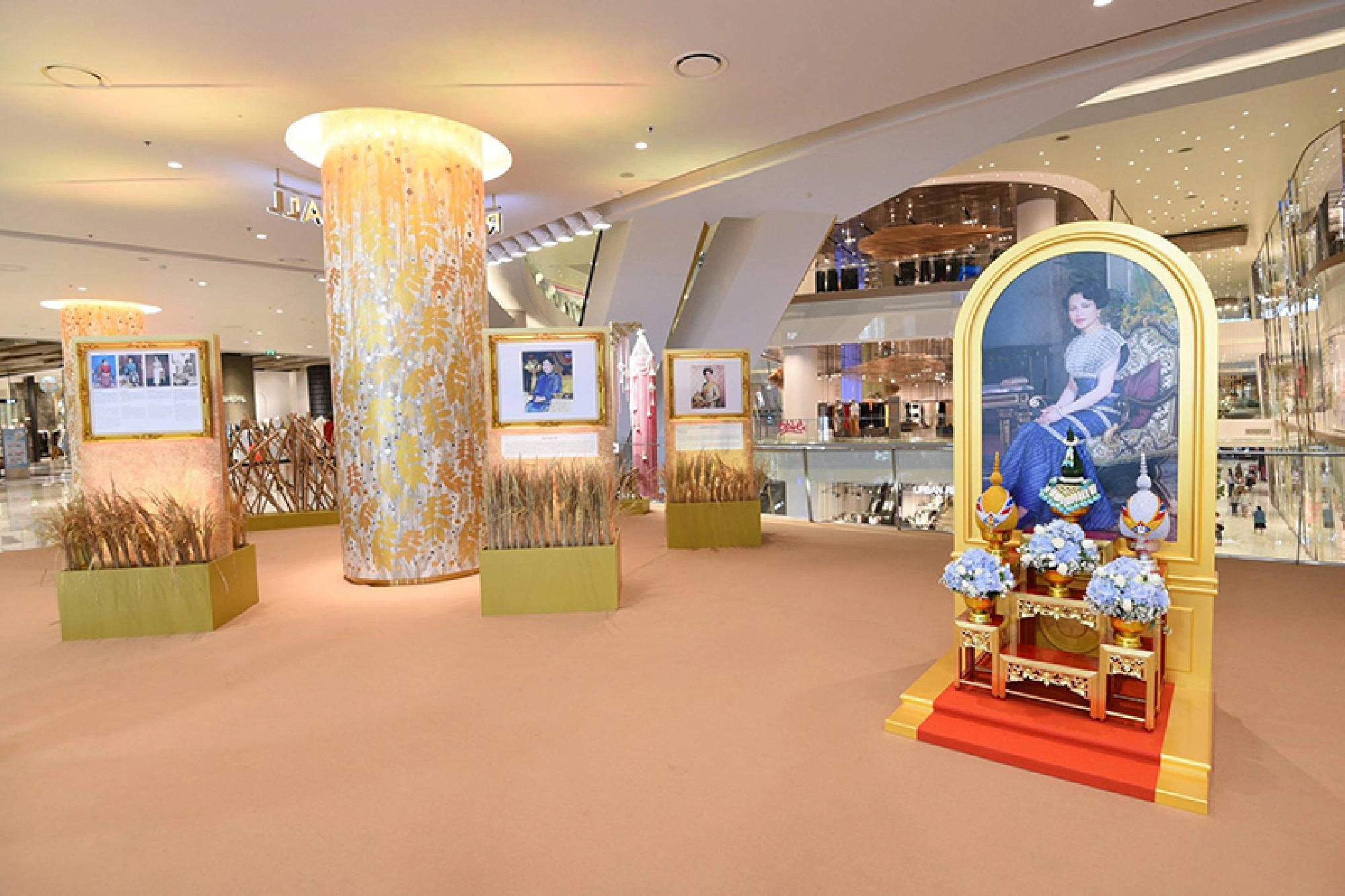 Queen Mother credited for triumph of Thai silk 