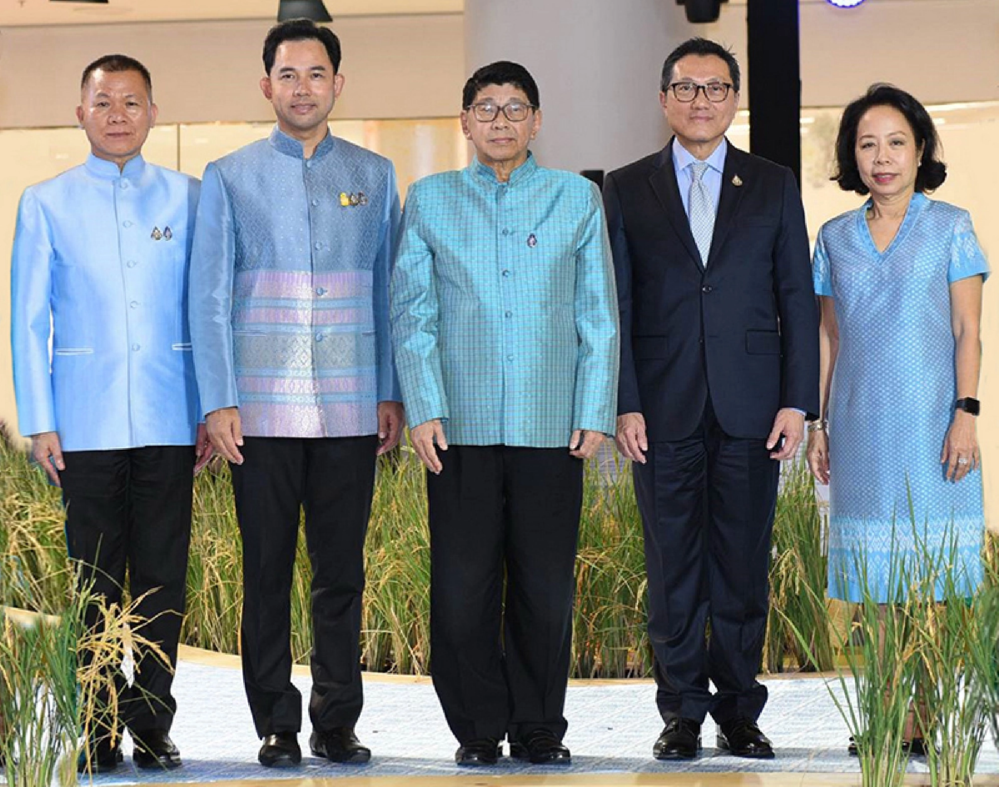 Wissanu Krea-ngam (center), Deputy Prime Minister recently presided over the “Thai Treasures Exhibition”. Joining the event were Itthiphol Kunplome (3rd from right),Kitsayapong Siri (2nd from right), Pasinee Limatibul (3rd from left) and Sumeth  Laomoraphorn (2nd  from left) 