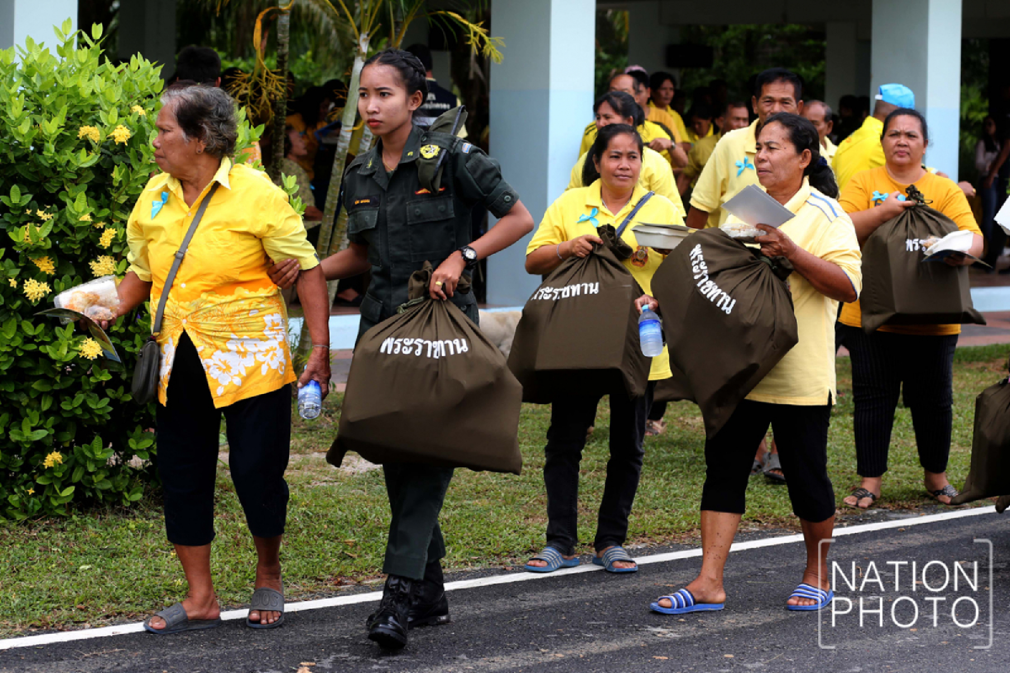 King provides aid to Songkhla forest-fire victims