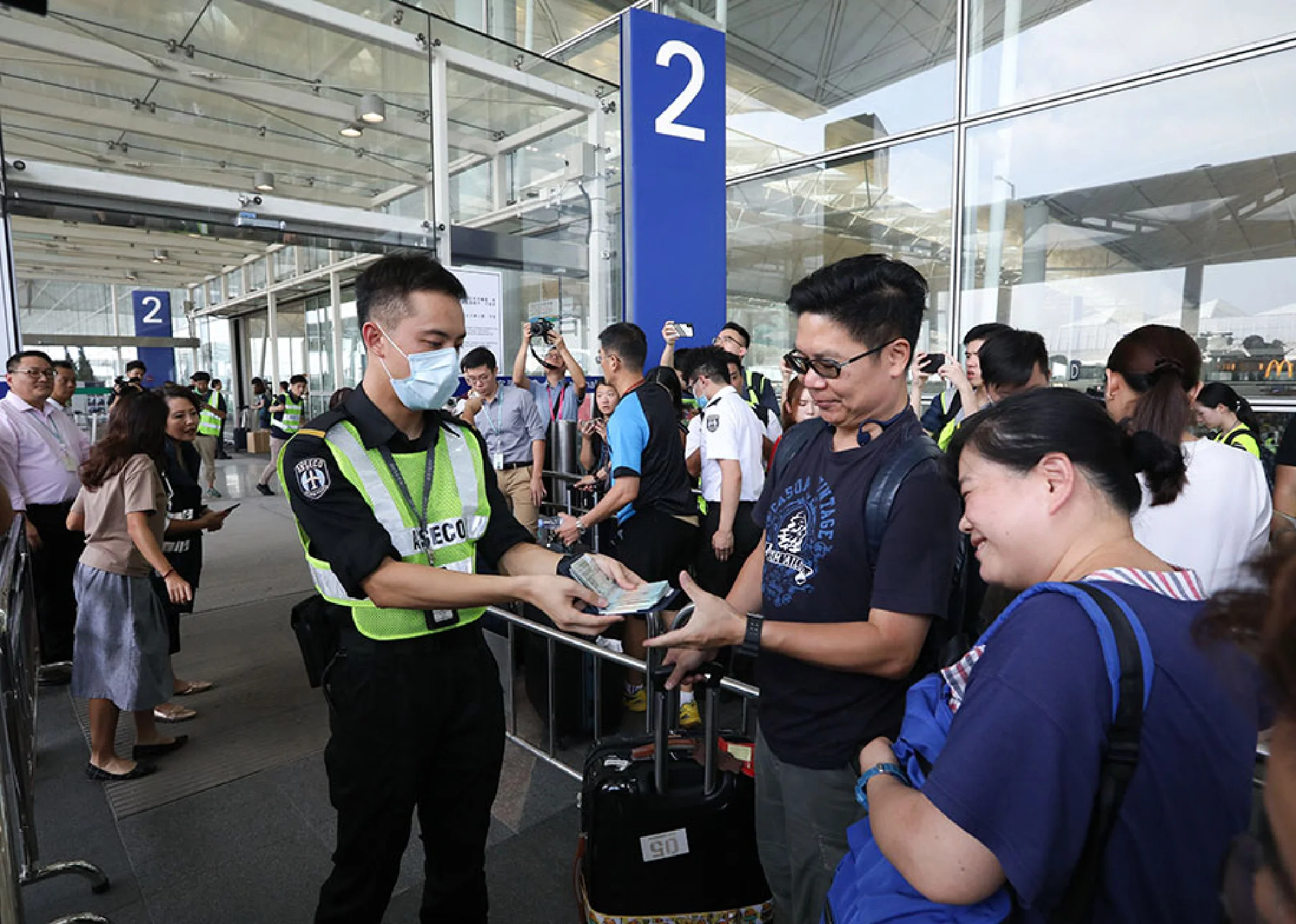 Airport security checks flight information of passengers at the Hong Kong International Airport, Aug 14, 2019. [Photo/chinadaily.com.cn]
