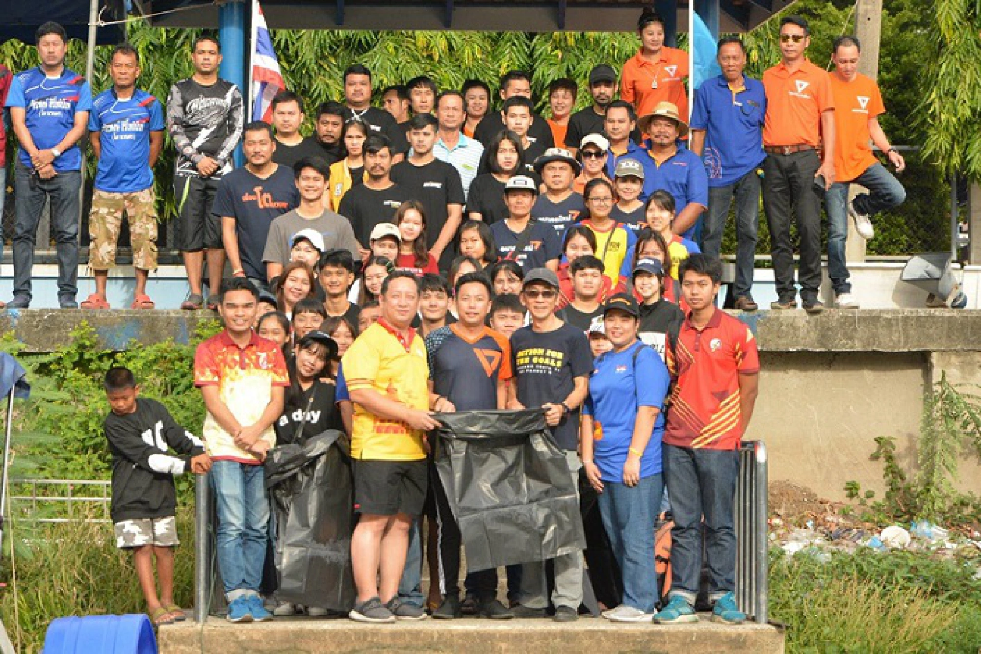 Thammasat teachers, students clean garbage from canal