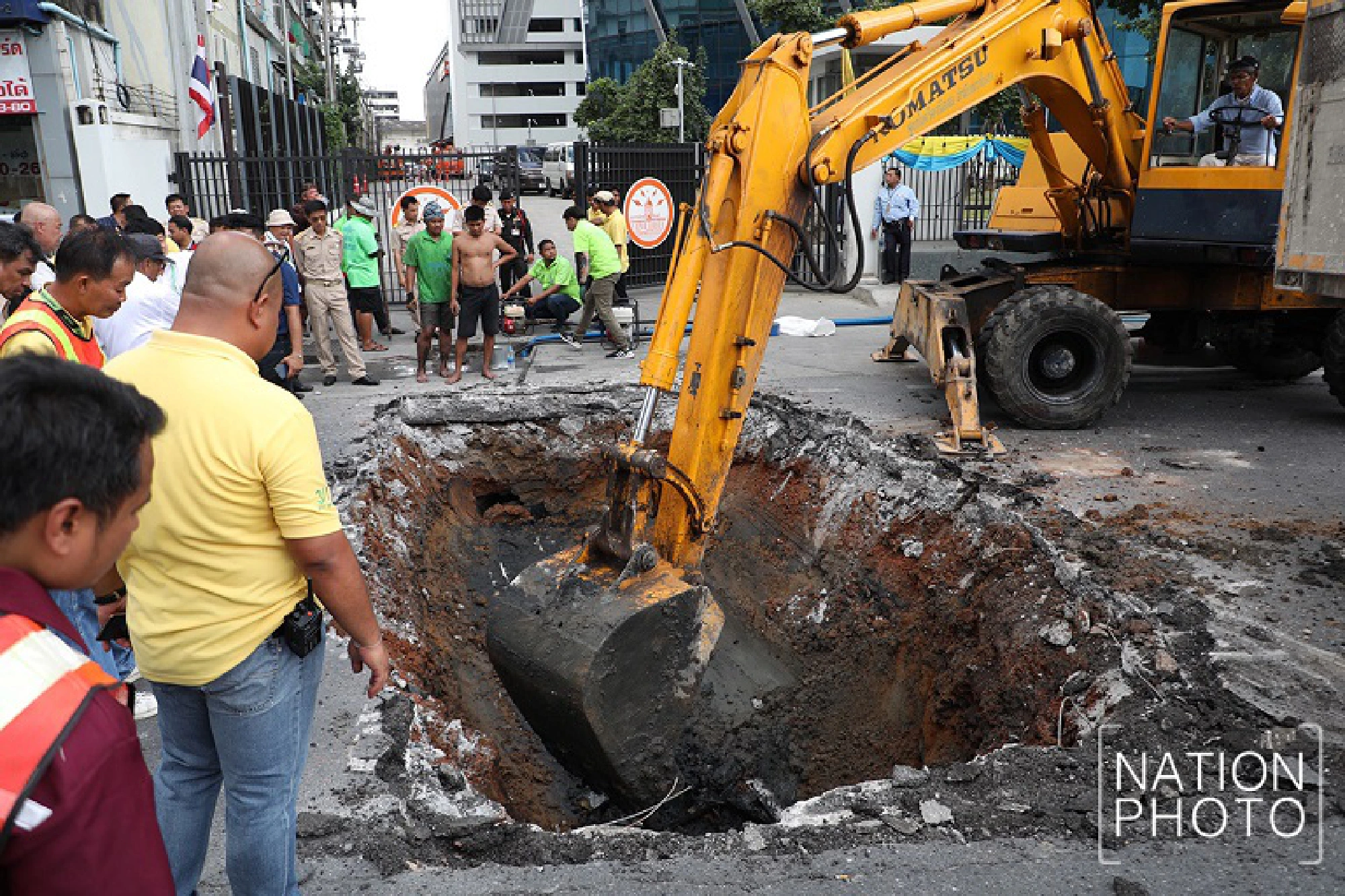 Urgent repair of sinkhole brings Rama IV Road to a standstill