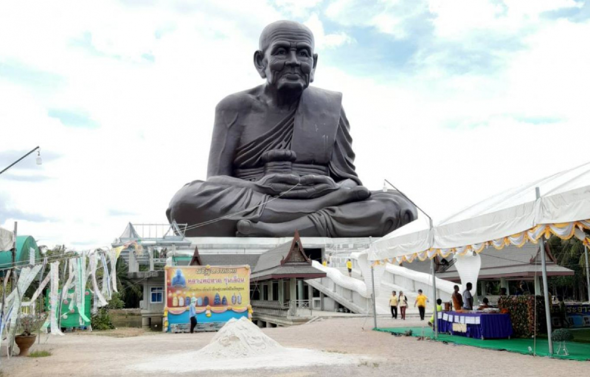 Statue of Luang Pu Thuad nearing completion: abbot (See gallery)