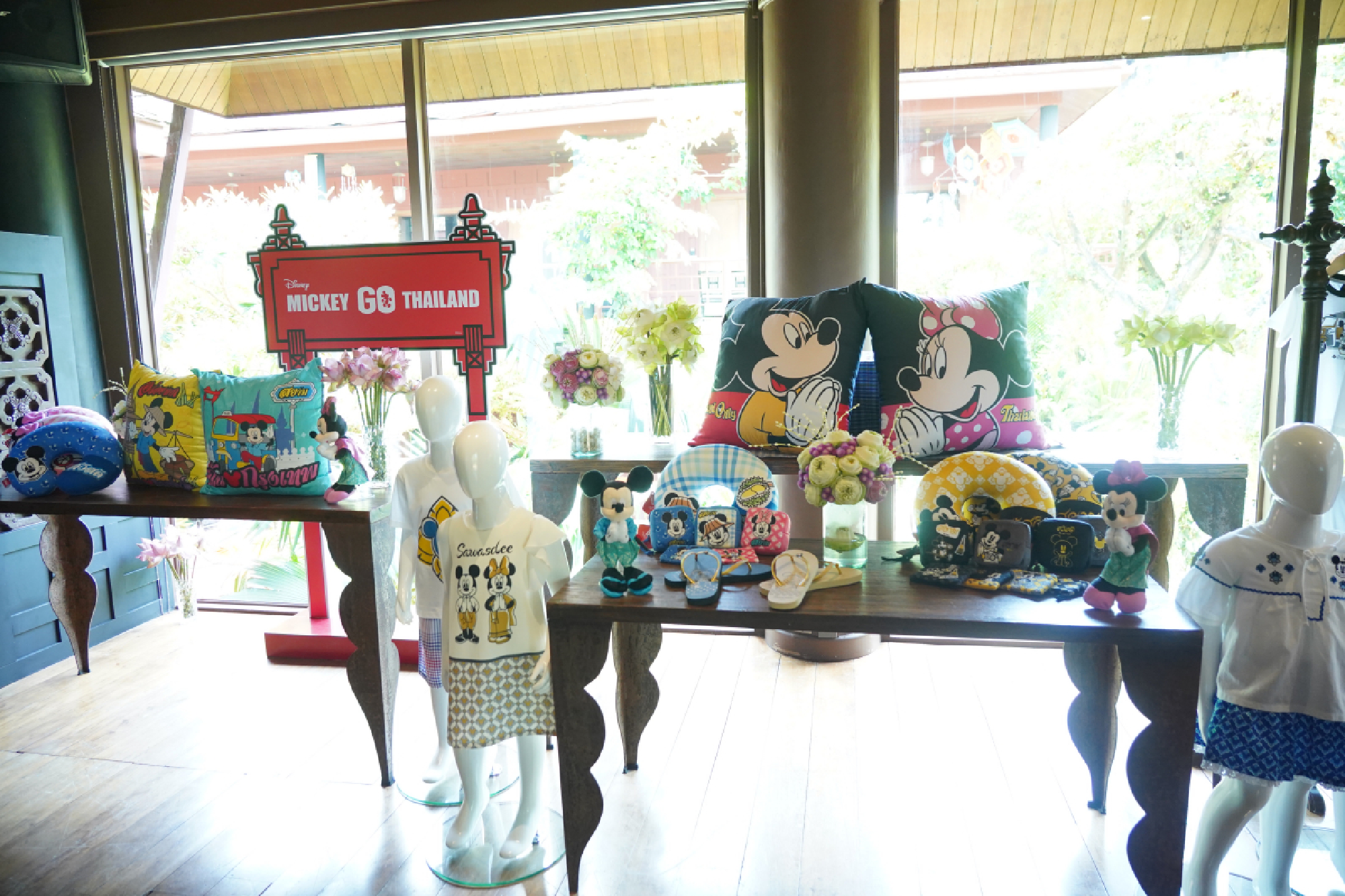 Mickey and Minnie go Thai