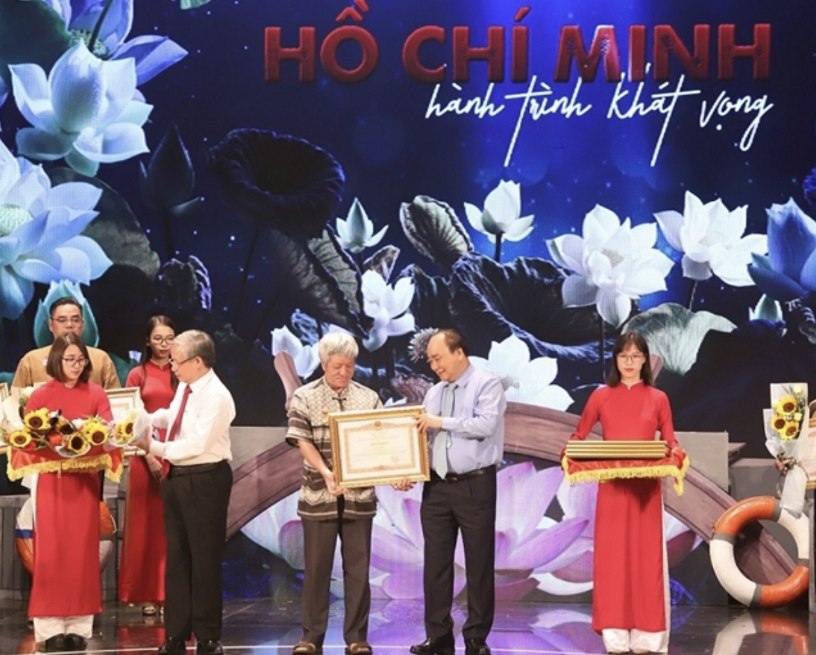COGNISED: Sầm Văn Bình (third from right) receives a certification from Prime Minister Nguyễn Xuân Phúc at a programme in Hà Nội recently. VNS Photo Thanh Hùng Read more at http://vietnamnews.vn/sunday/features/534799/thai-man-preserves-and-promotes-ethnic-script.html#vok5D0WytP2oMfmh.99