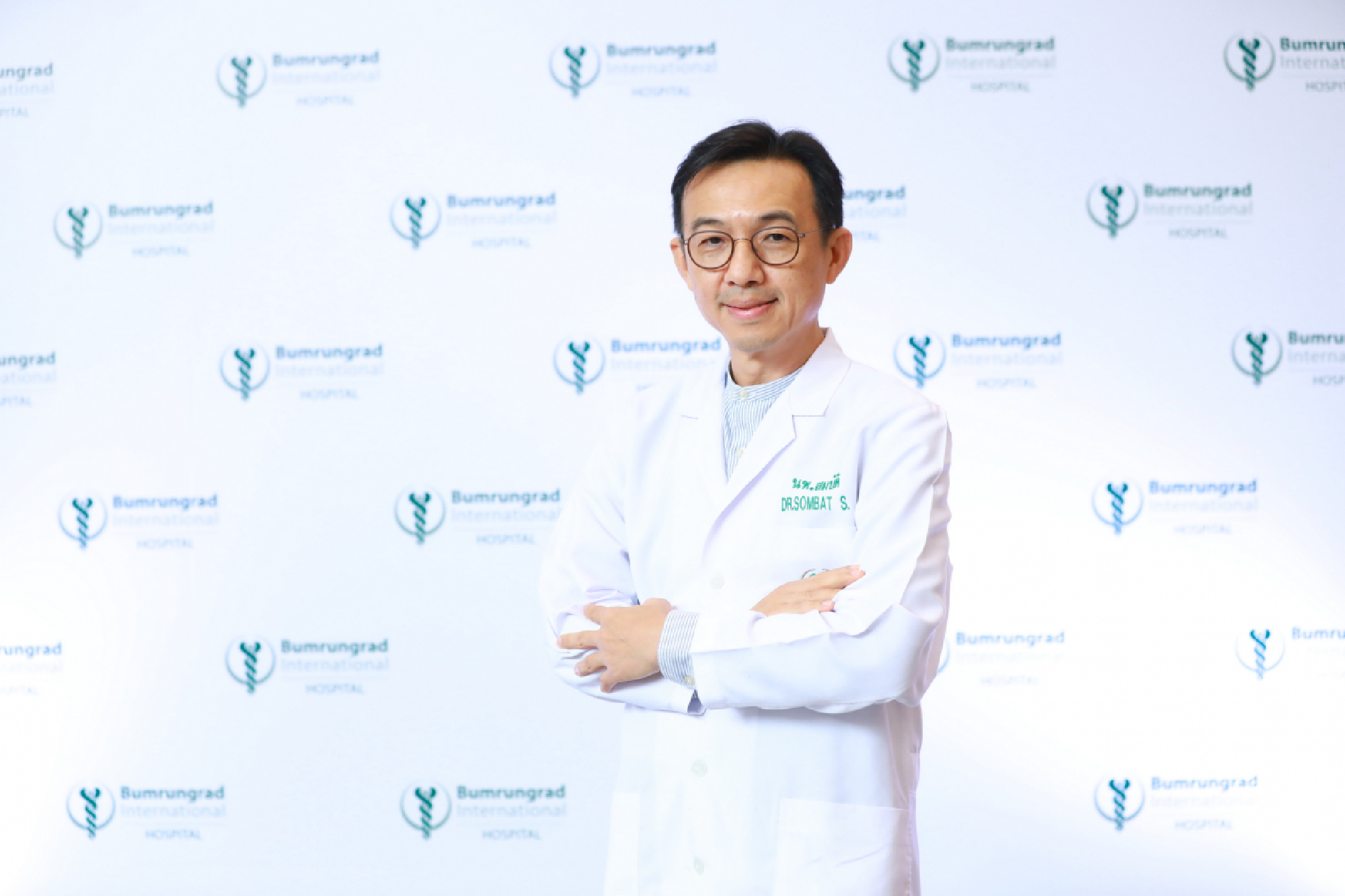 Dr Sombat Srisuwanporn, Ophthalmologist of Bumrungrad Hospital.