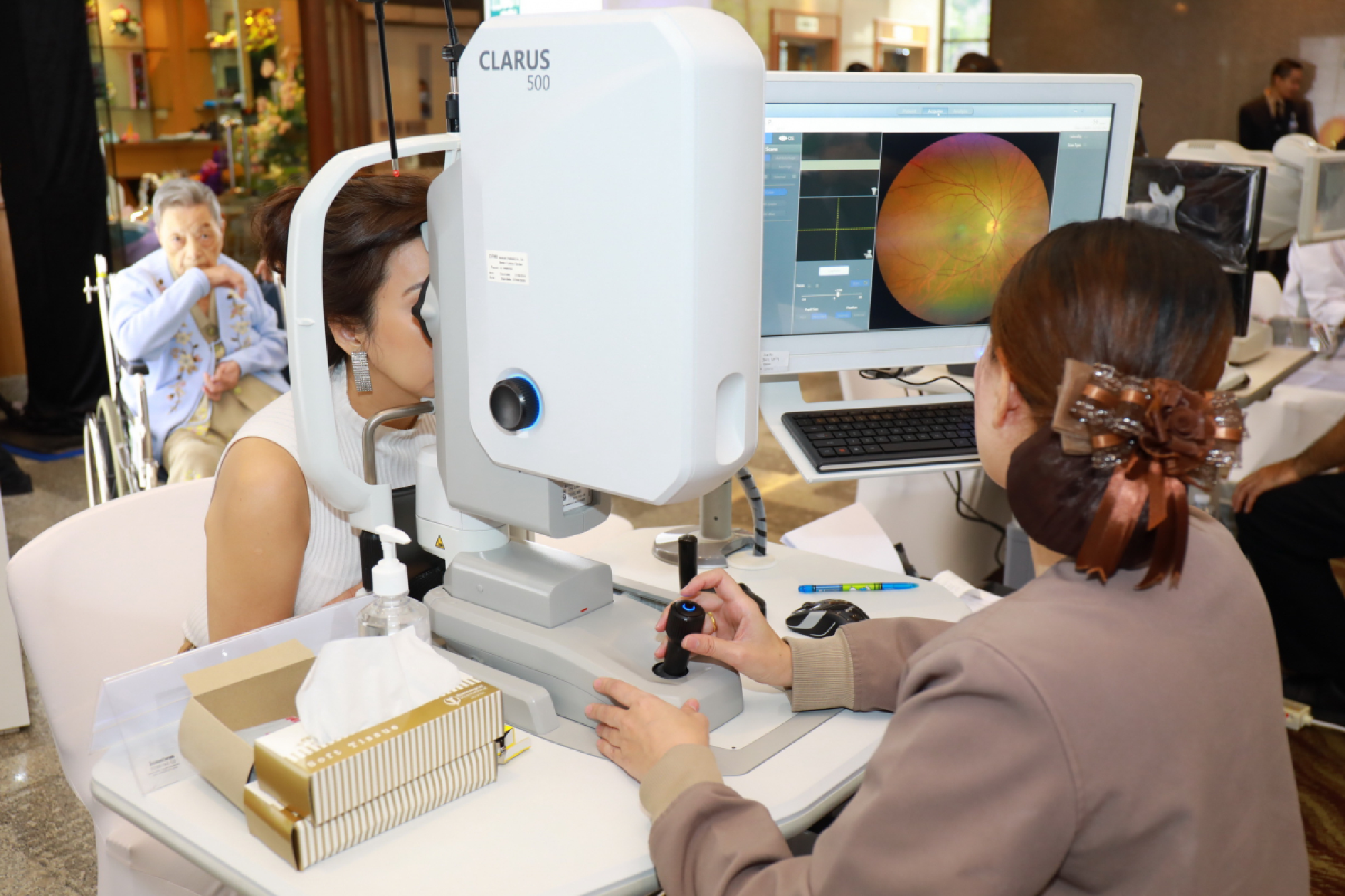 Bumrungrad Hospital introduces innovative ophthalmic surgical technology 