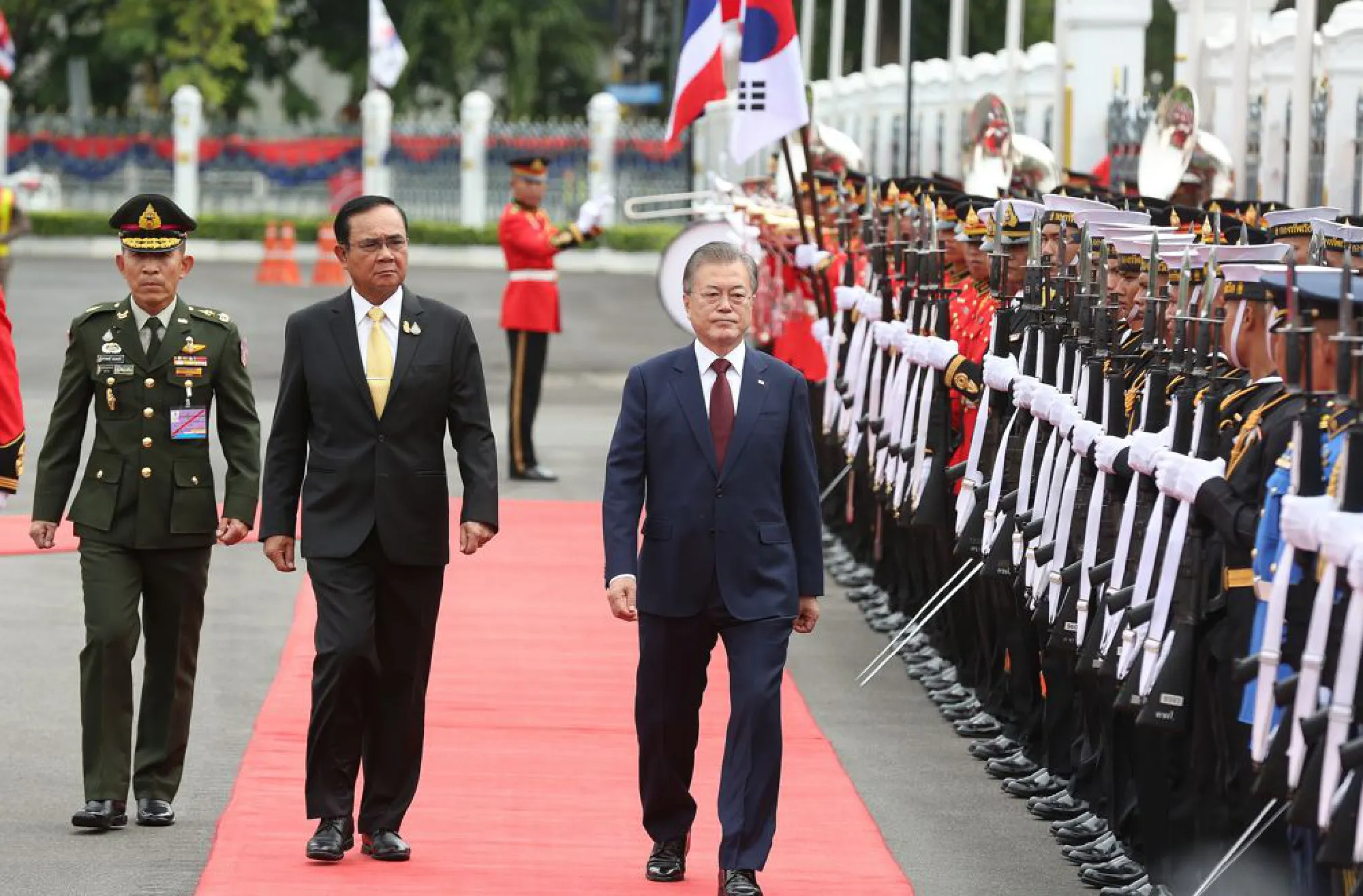 Prayut and President Moon Jae-in reviews military honor guards (See gallery)