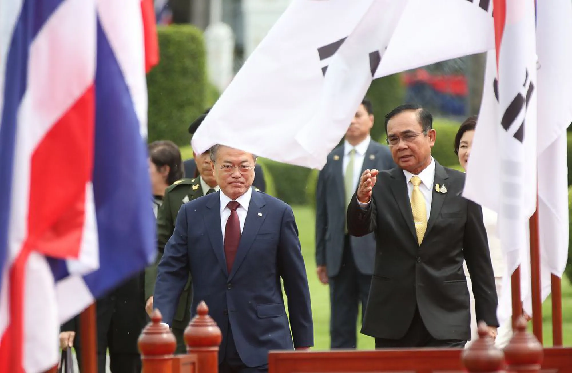 Prayut and President Moon Jae-in reviews military honor guards (See gallery)