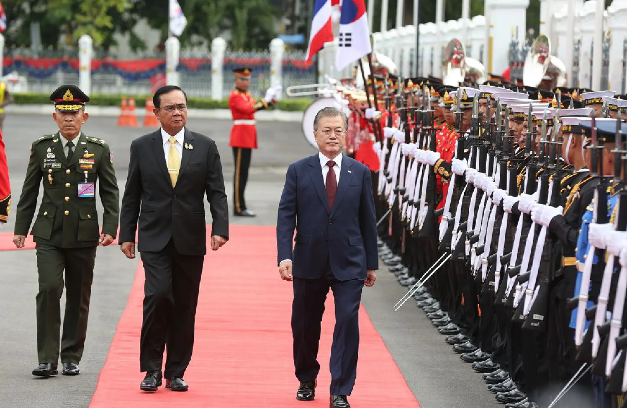 Prayut and President Moon Jae-in reviews military honor guards (See gallery)