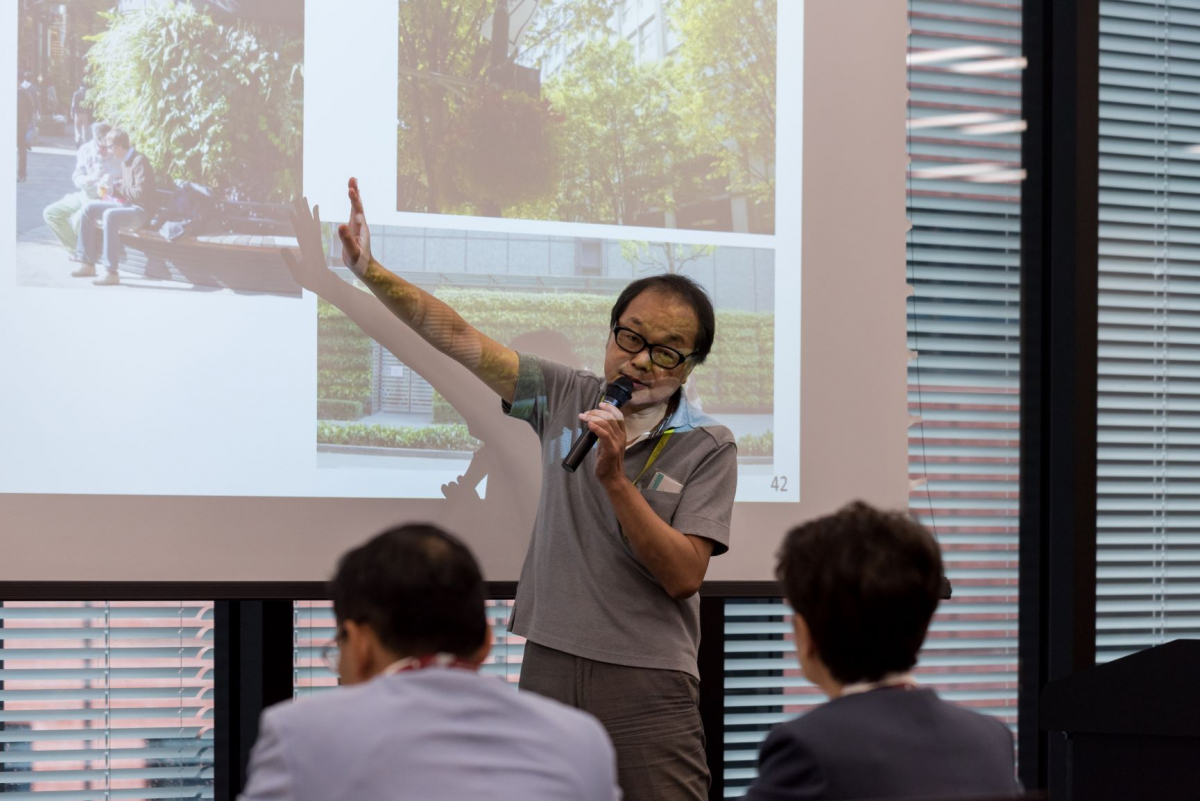Takanori Murakami, deputy general manager of the company’s Urban Development Promotion Department, is on hand to explain in detail how a green environment including a man-made forest has been incorporated within the concrete skyscrapers in the Otemachi, Marunouchi and Yurakucho areas