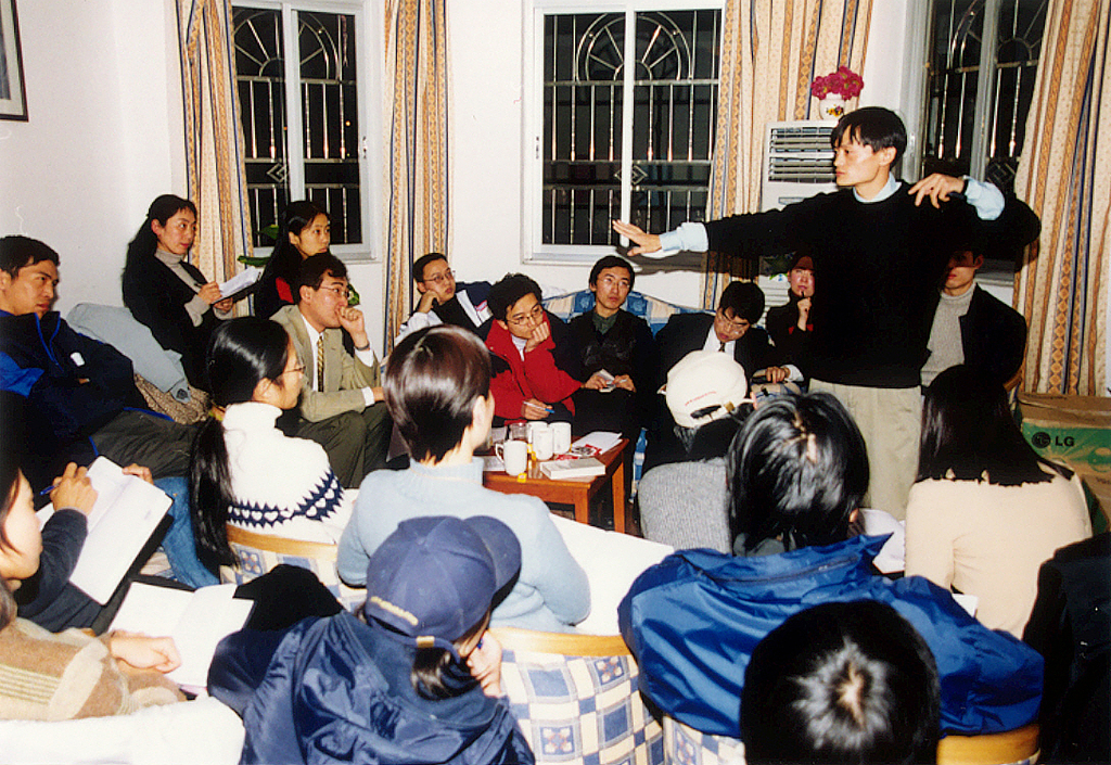 Jack Ma holds a meeting with his founding team at his home in Hangzhou, Zhejiang province, in 2000. [Photo/VCG]