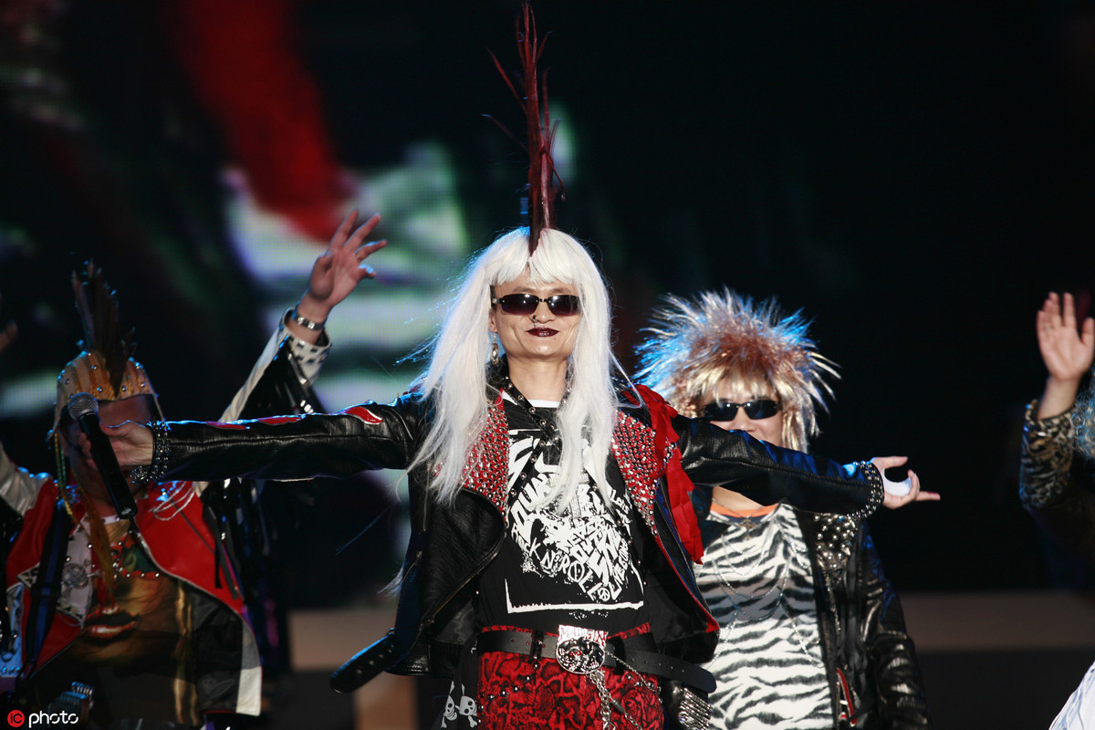 Jack Ma performs in a rock star costume during a ceremony celebrating the 10th anniversary of Alibaba at a sports center in Hangzhou, Sept 10, 2009. [Photo/IC]