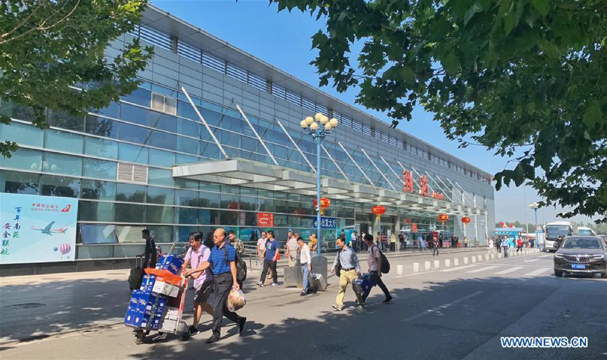 Passengers walk past the arrival hall at Nanyuan airport in Beijing, Sept 25, 2019. [Photo/Xinhua]