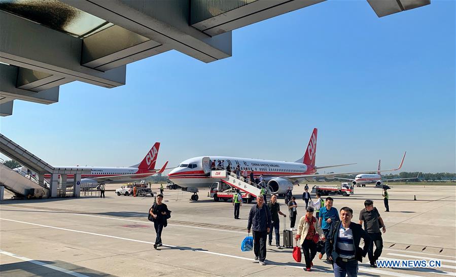 Passengers get off a plane at Nanyuan airport in Beijing, Sept 25, 2019. [Photo/Xinhua]