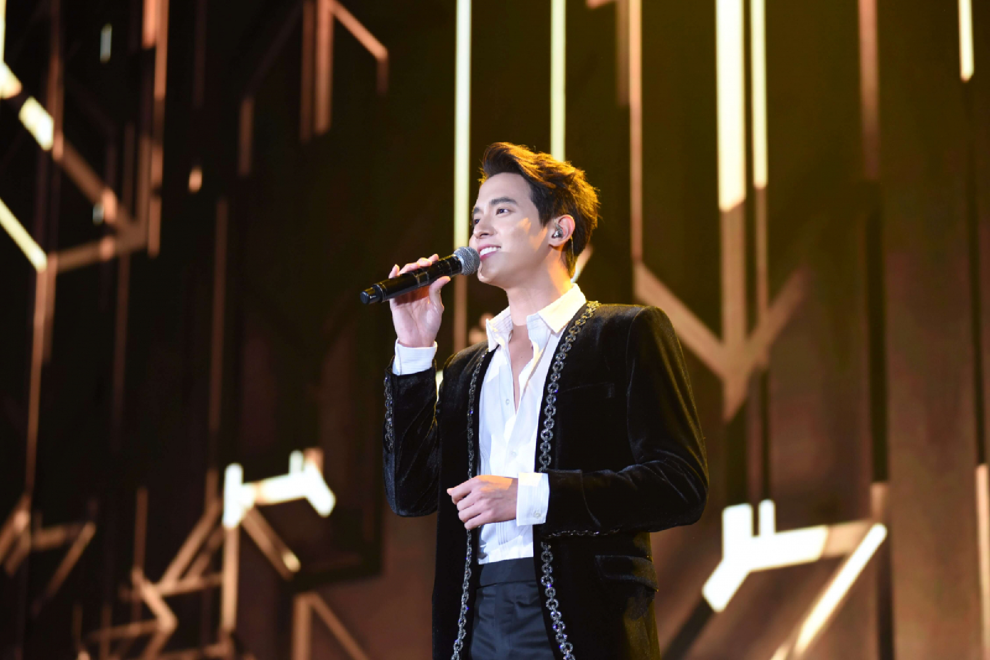 Triple wow! BlackPink's Lisa, Got7’s BamBam and Peck Palitchoke share the stage