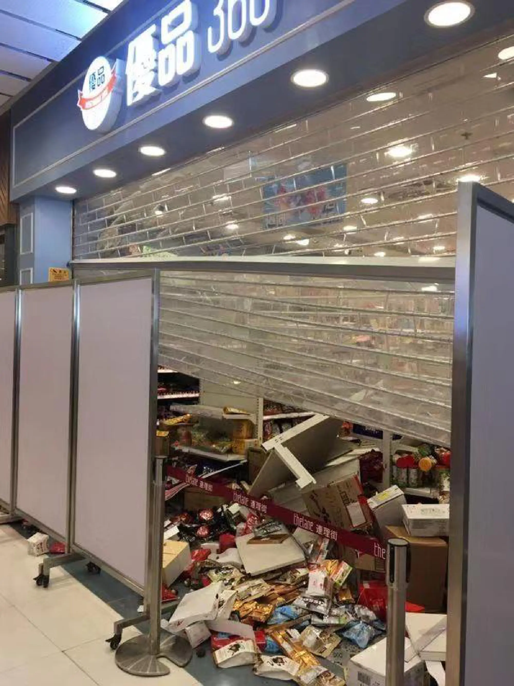 This photo dated Oct 5, 2019 shows a vandalized snacks store at Hang Hau MTR station, Hong Kong. (PHOTO / CHINA DAILY)