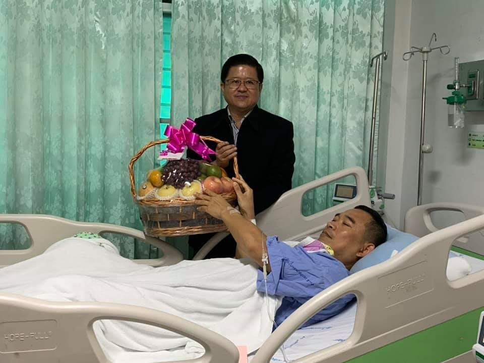 The Office of the Judiciary secretary-general, Sawawut Benjakul, visited Khanakorn at the hospital. Credit PR of the Court of Justice. 