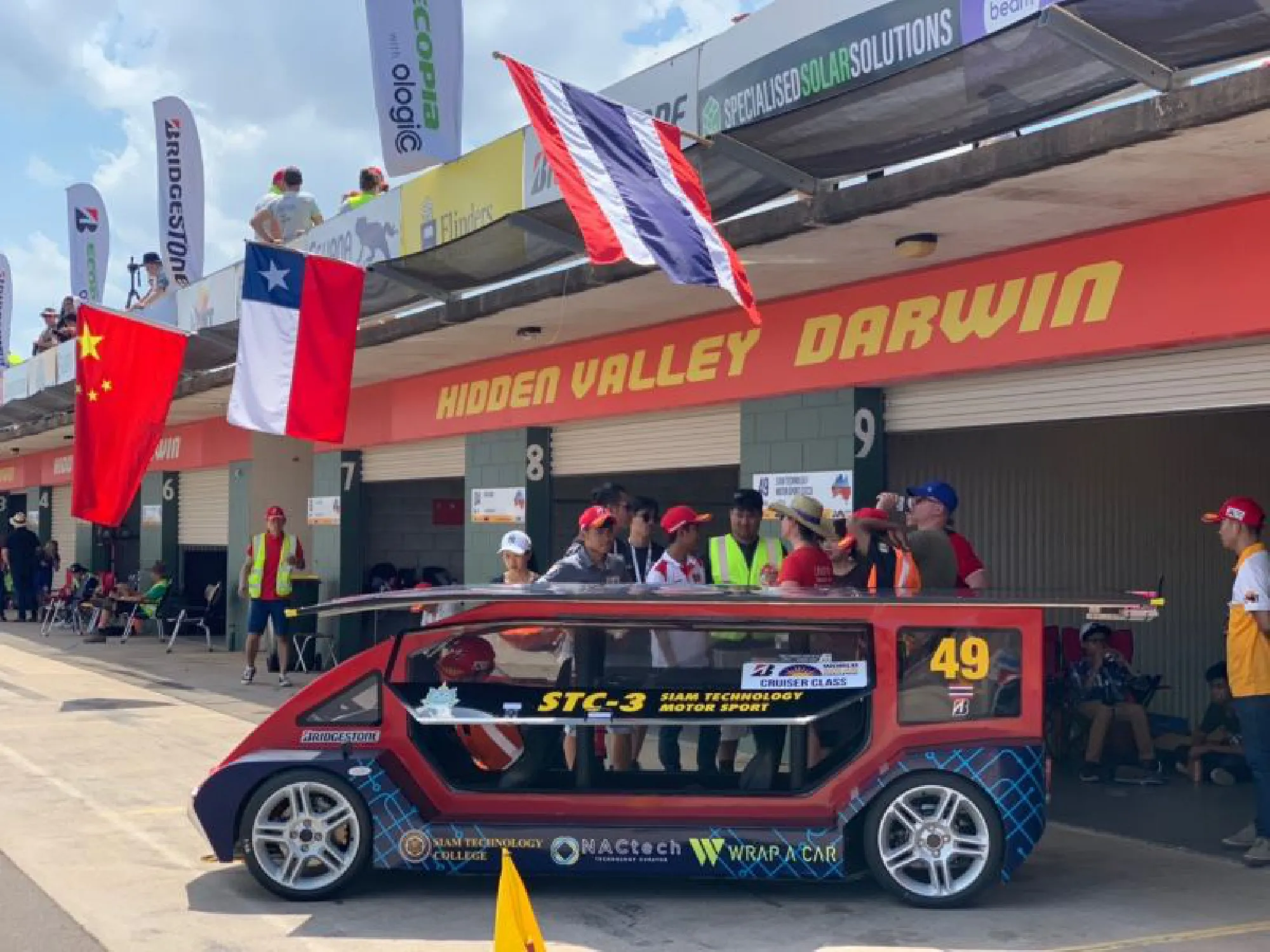 Thai college students join World Solar Challenge.