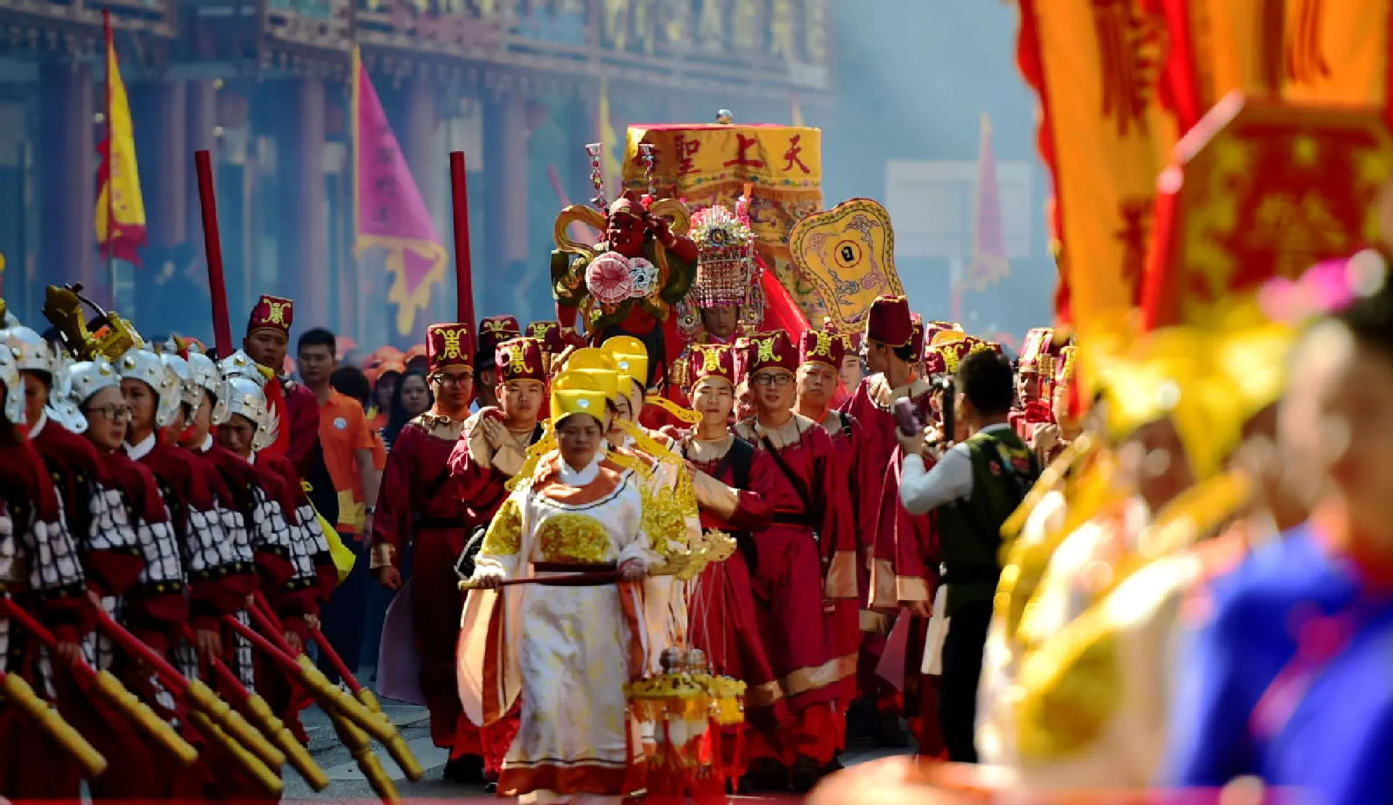 The statue of Mazu is paraded on Meizhou Island before leaving for Xiamen, Fujian.  [Photo/Xinhua]