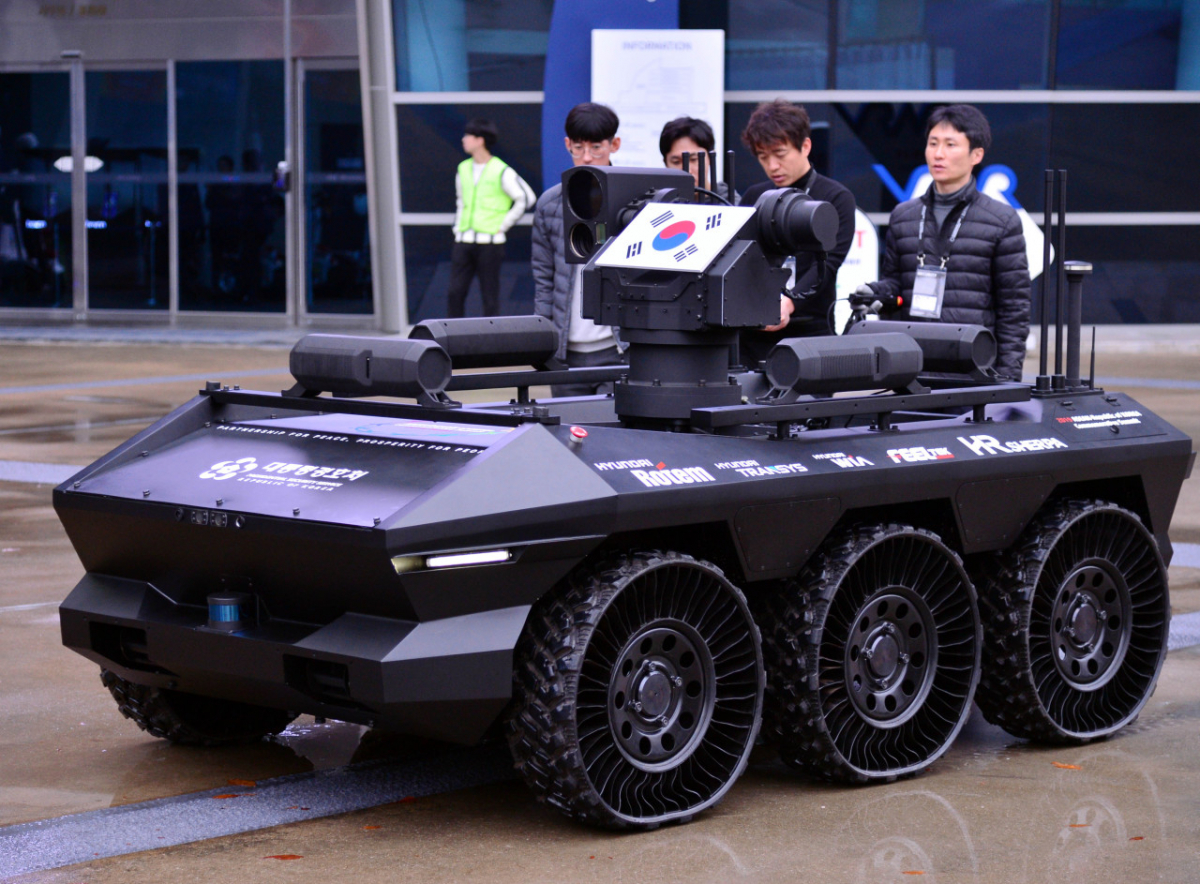 An automated reconnaissance vehicle from the Presidential Security Service is seen on a test run Sunday, ahead of the ASEAN-ROK Commemorative Summit at Bexco in Busan. (Park Hyun-koo/The Korea Herald)