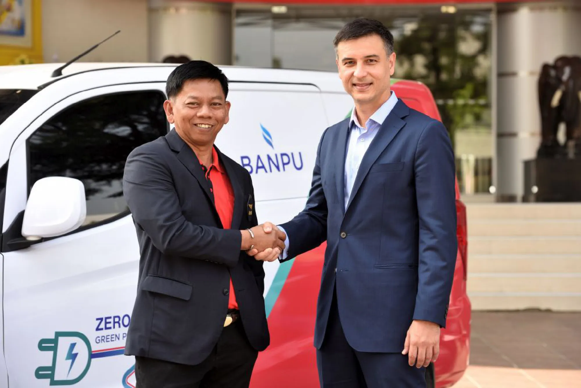 Kalong Subsaart, left, Thailand Post's senior executive vice president (Regional Operation) and James Rama Phataminviphas, chief executive of Banpu Infinergy