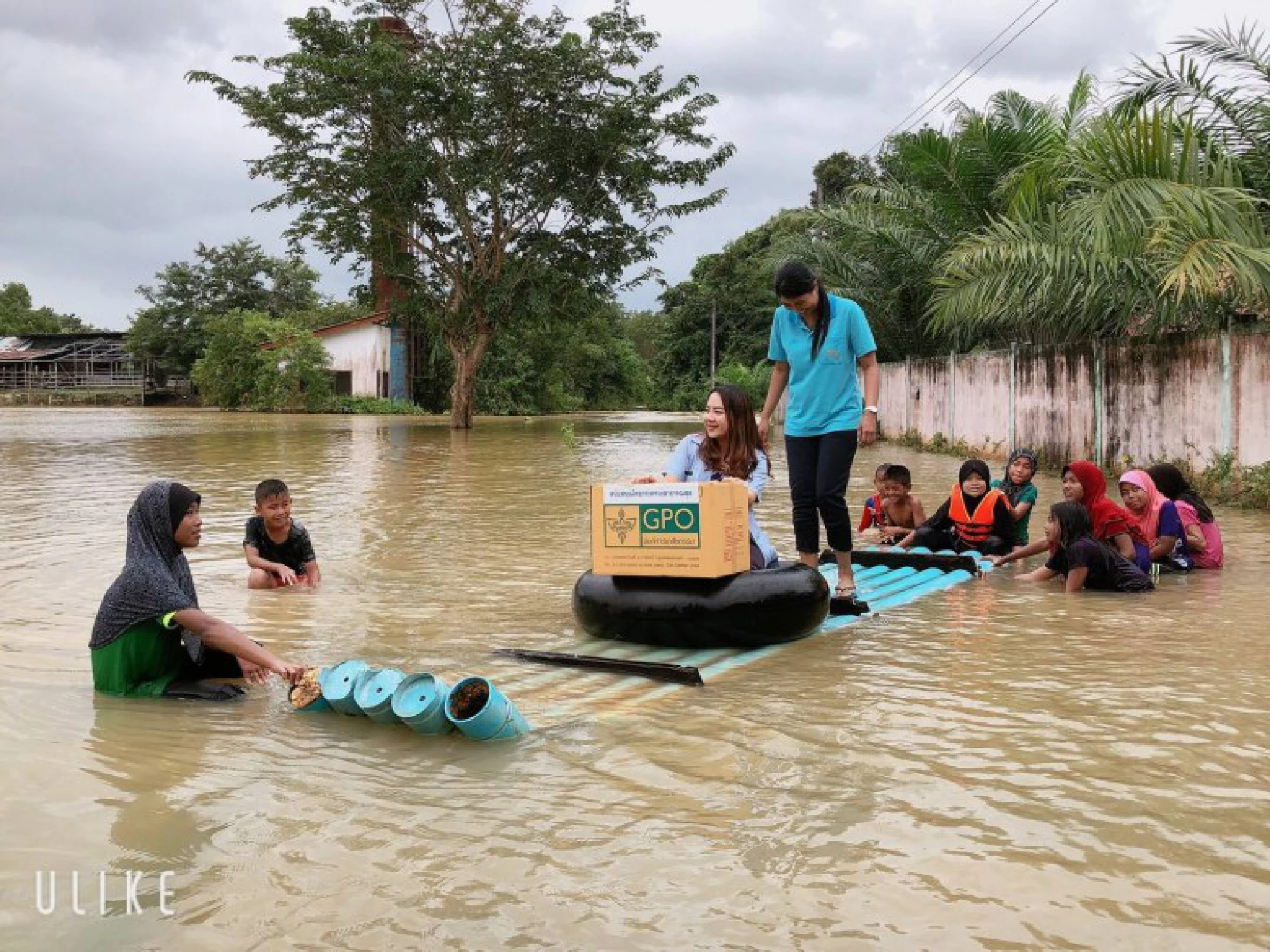 Public health ministry order to ensure flooded Narathiwas is well stocked with medications