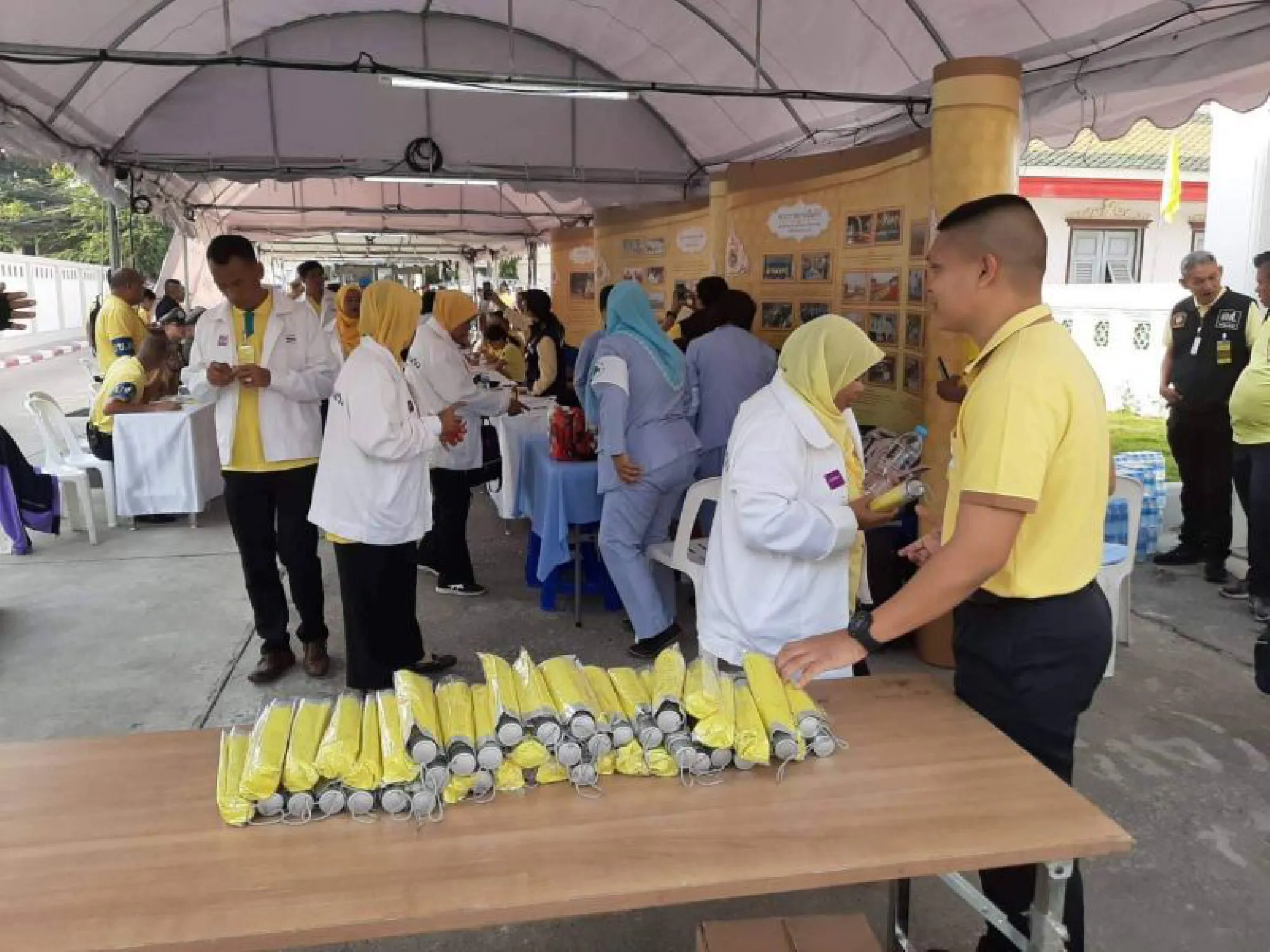 Public readies for royal barge procession