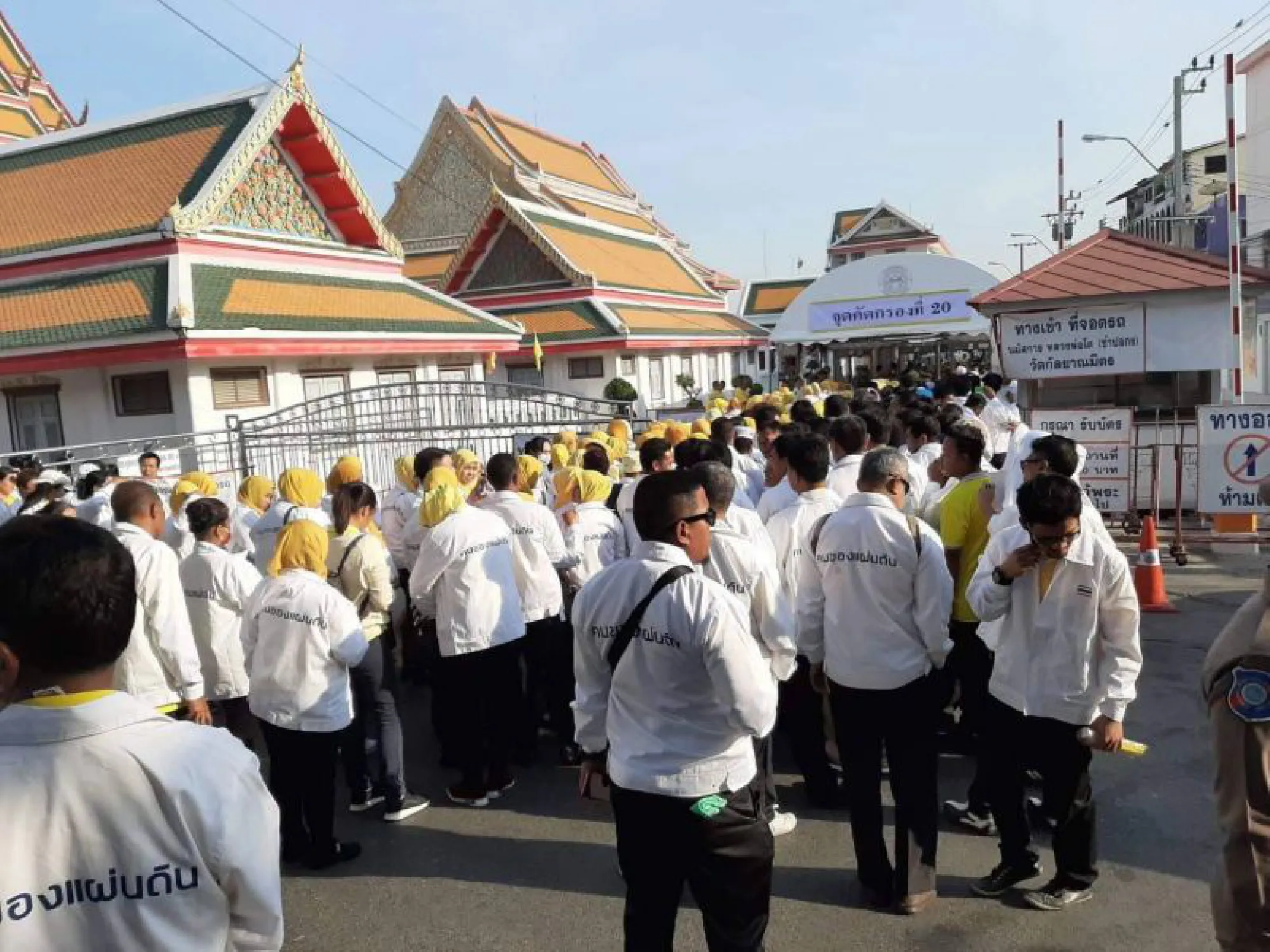 Public readies for royal barge procession