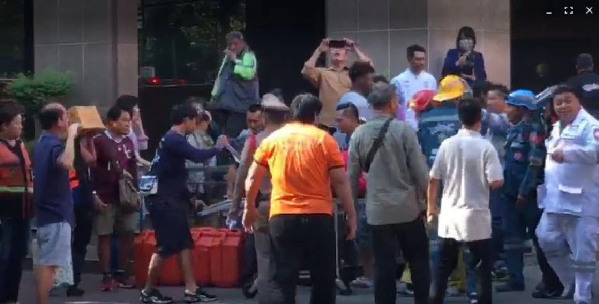 Five taken to hospital with minor injuries after fire in Samphanthawong condo