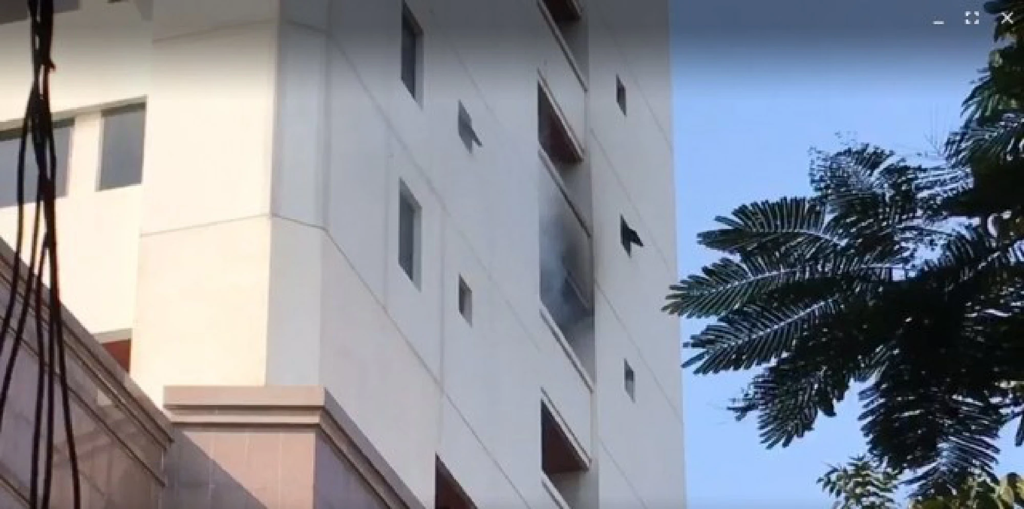 Five taken to hospital with minor injuries after fire in Samphanthawong condo