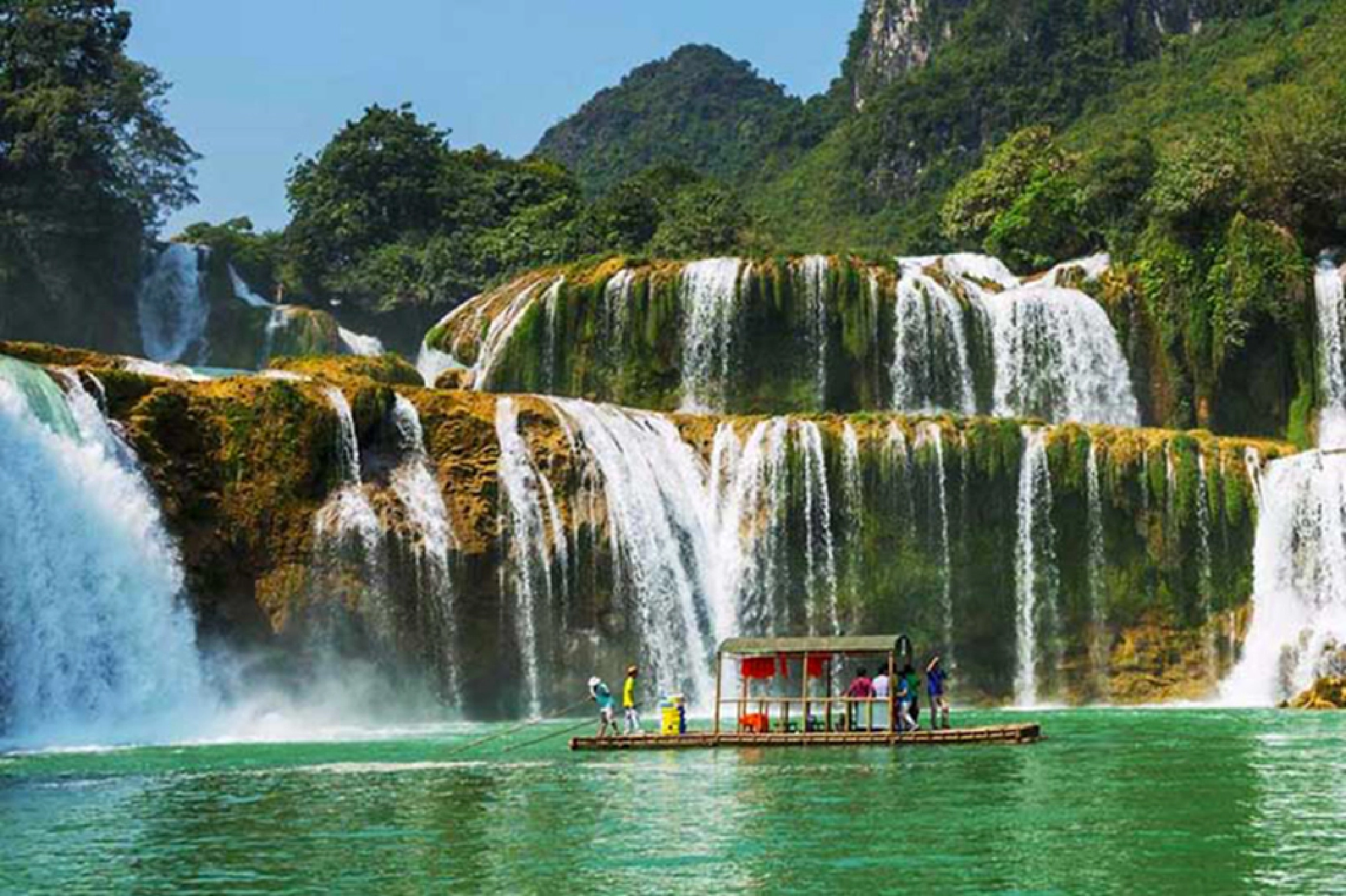 The tourist rafting to visit the nature of Ban Gioc Waterfall