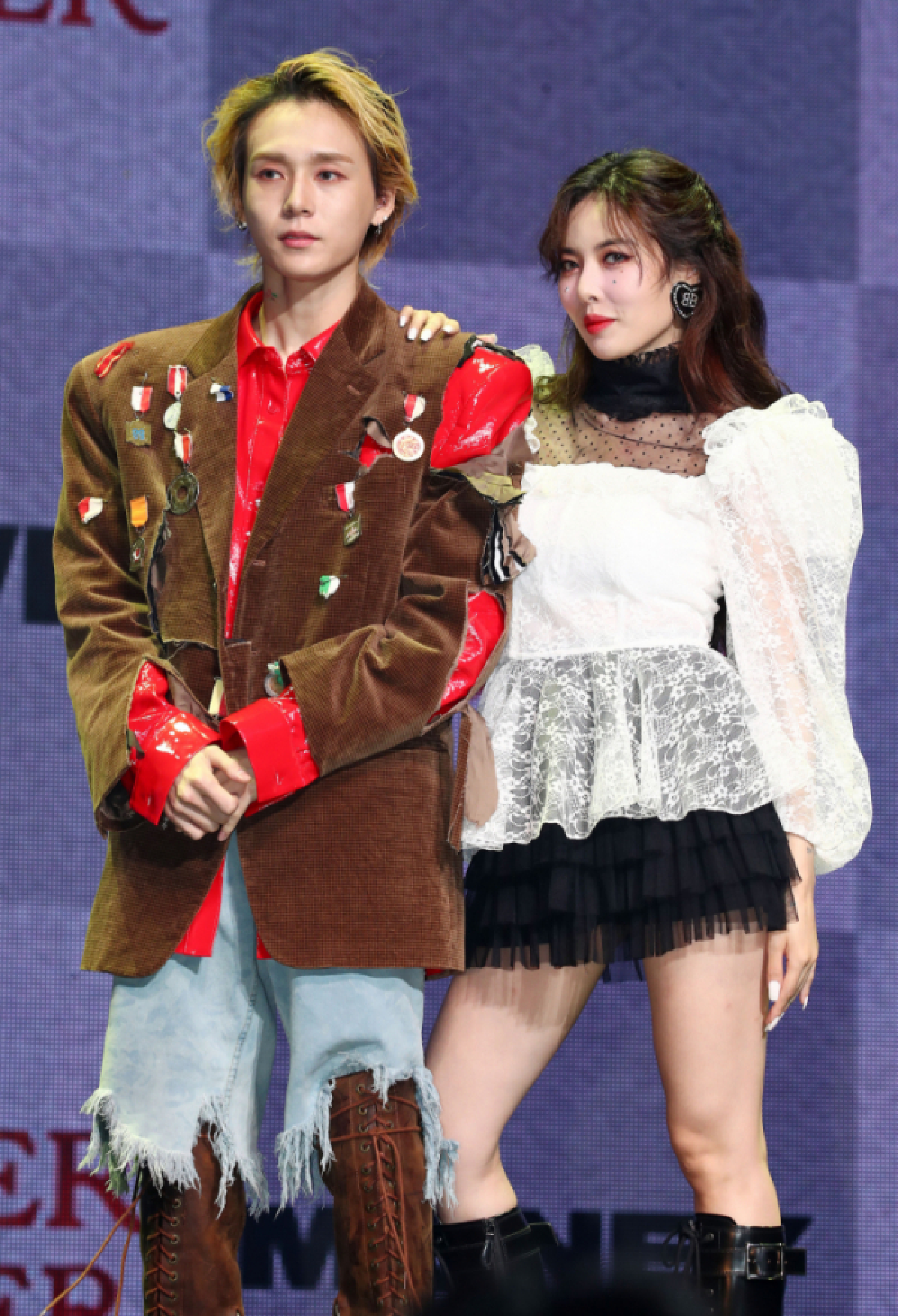 HyunA and Dawn pose at press showchase in November. (Yonhap)