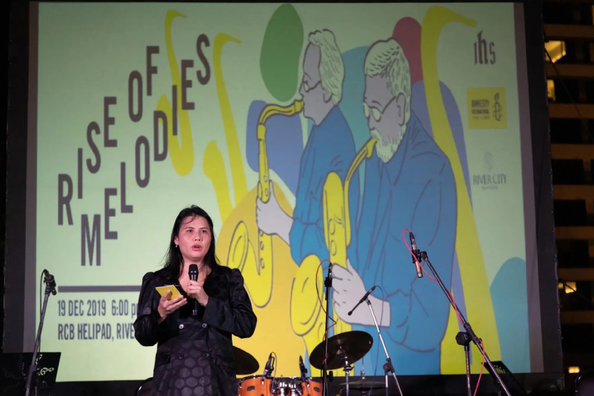  Amnesty Thailand director Piyanut Kotsan addresses the audience.