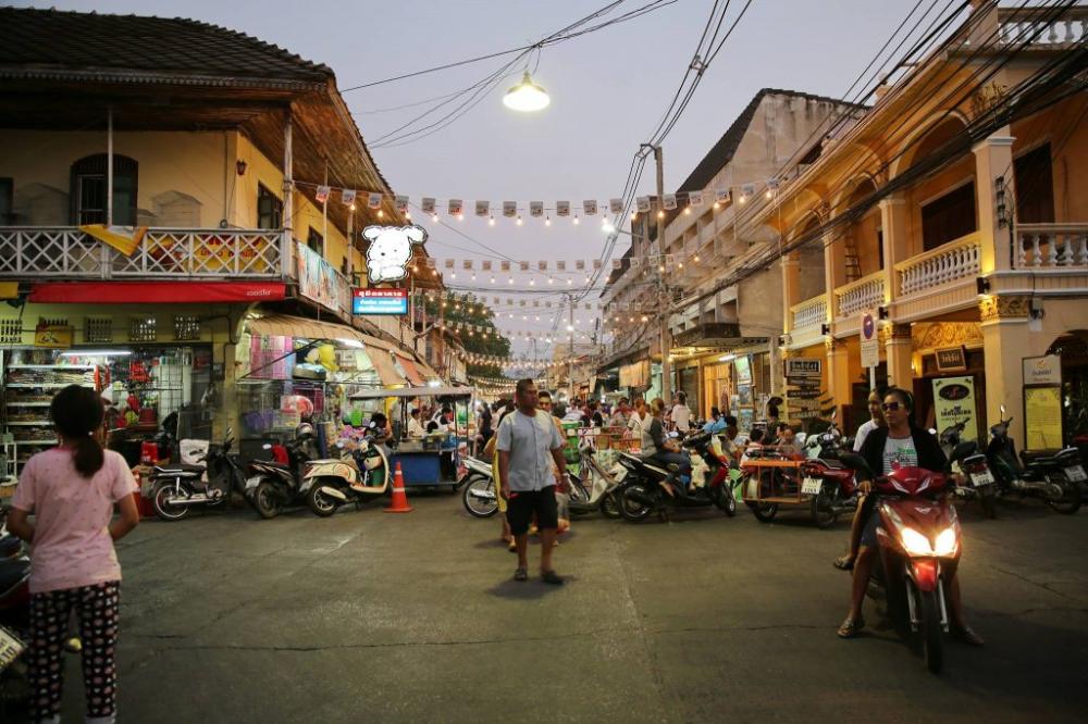 Pak Phraek walking street, Kanchanaburi (Photo Credit: Ministry of Tourism and Sports)