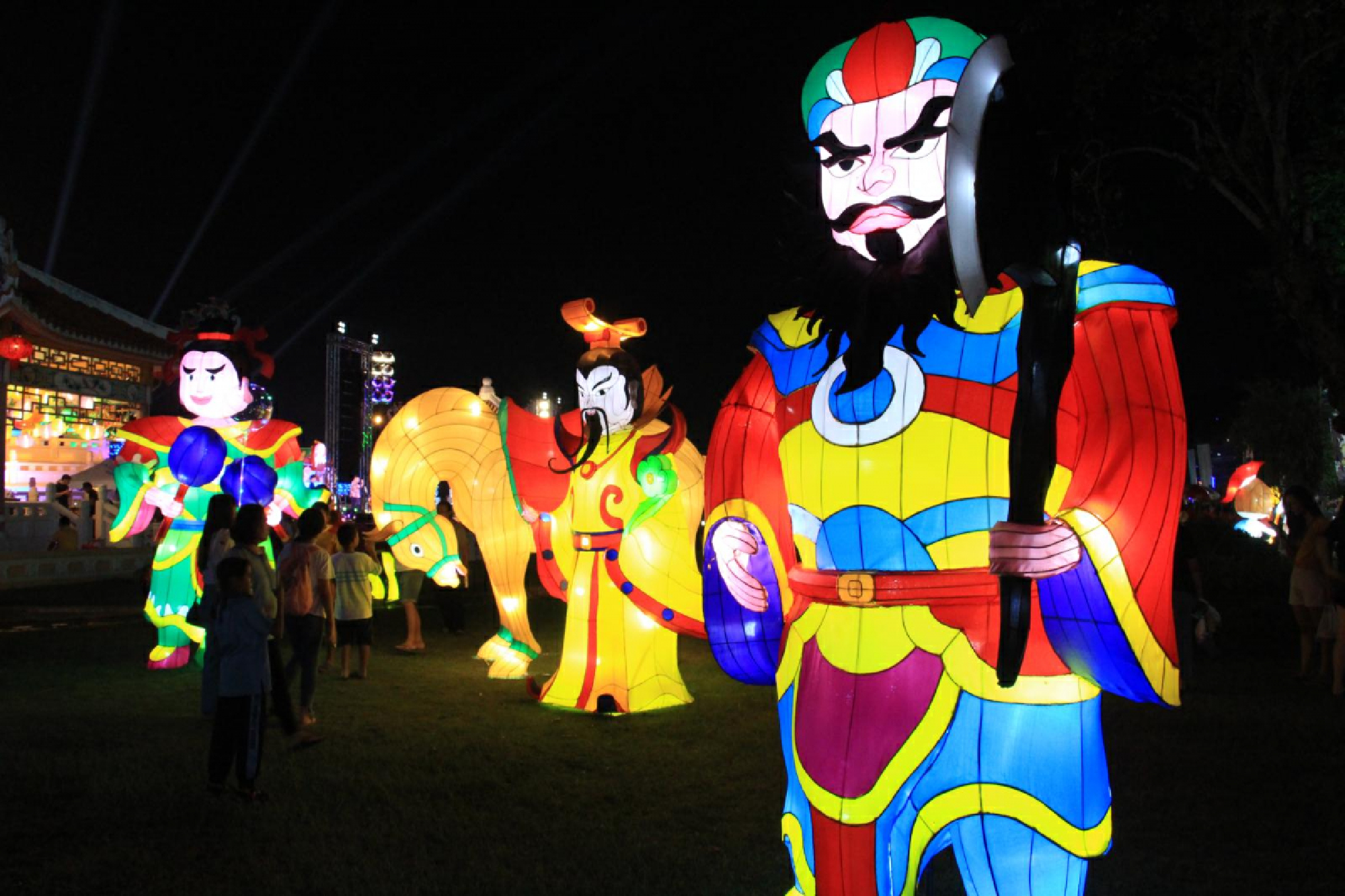 Lanterns light up Nakhon Sawan festival