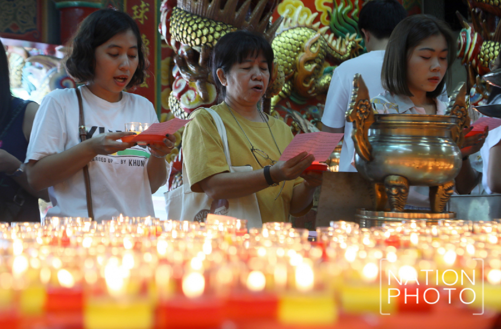 [Gallery] Bangkokians make merits at Wat Hua Lamphong