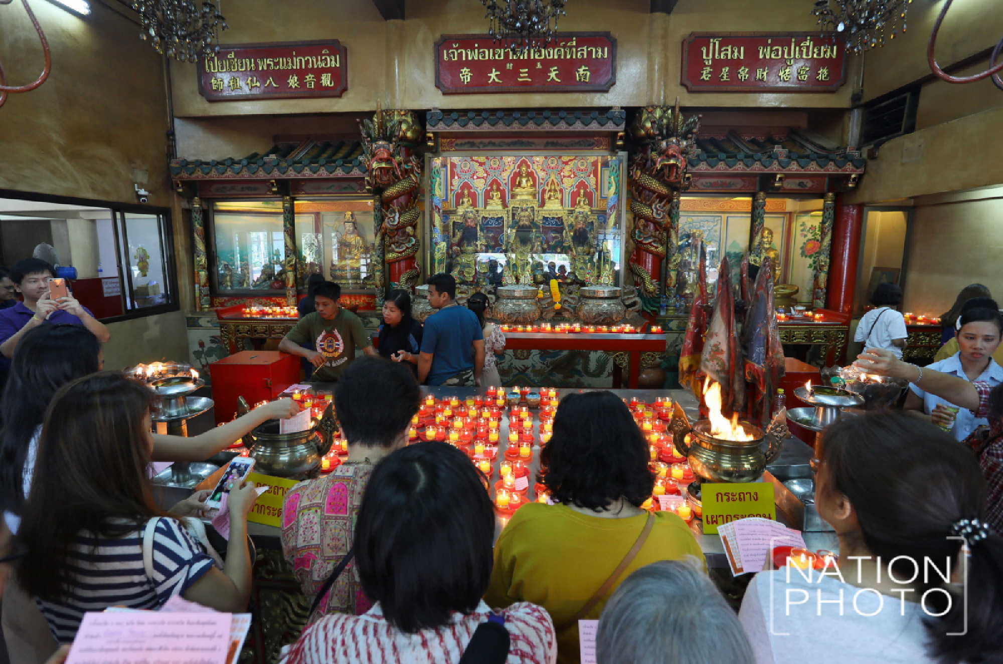 [Gallery] Bangkokians make merits at Wat Hua Lamphong