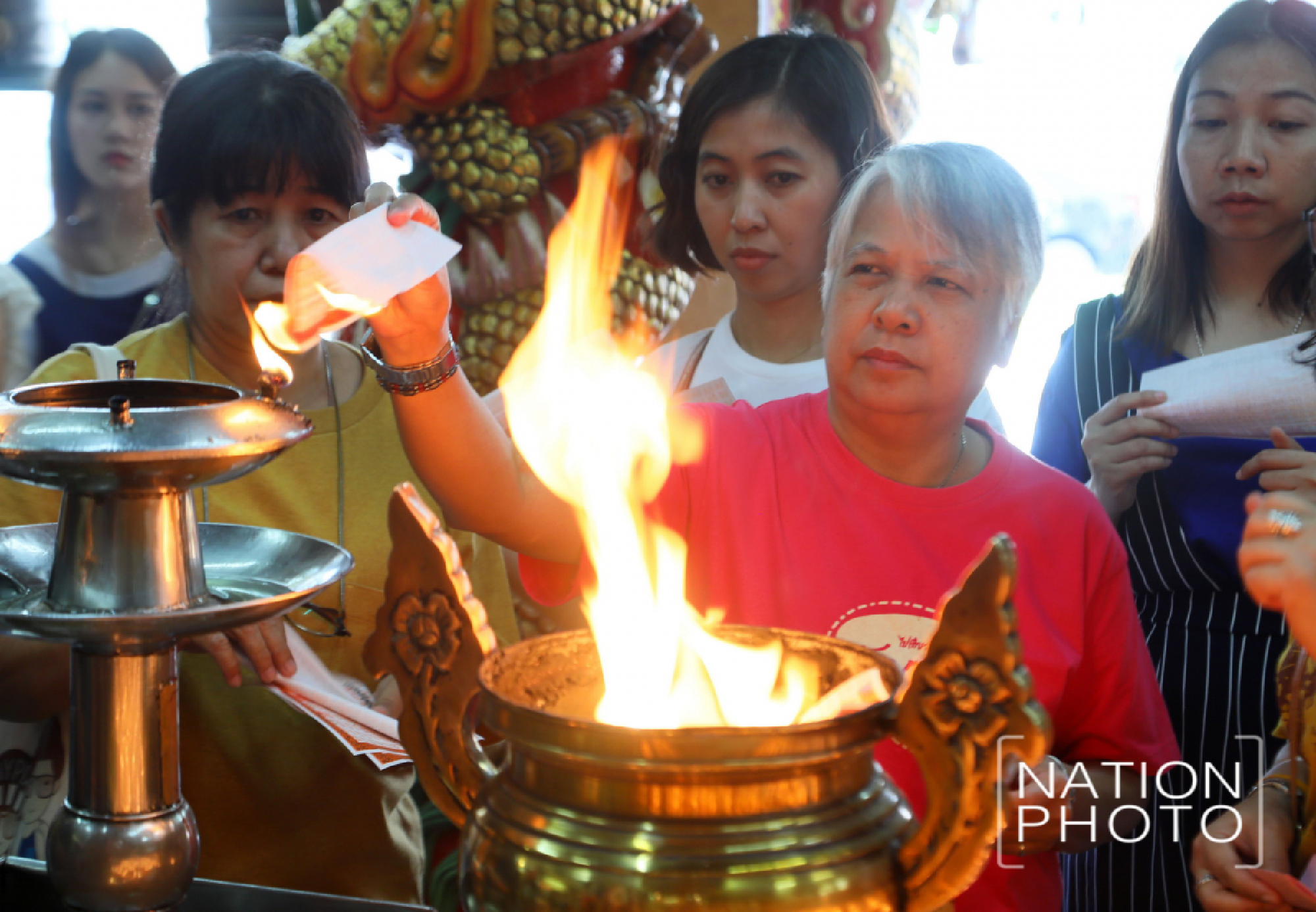 [Gallery] Bangkokians make merits at Wat Hua Lamphong
