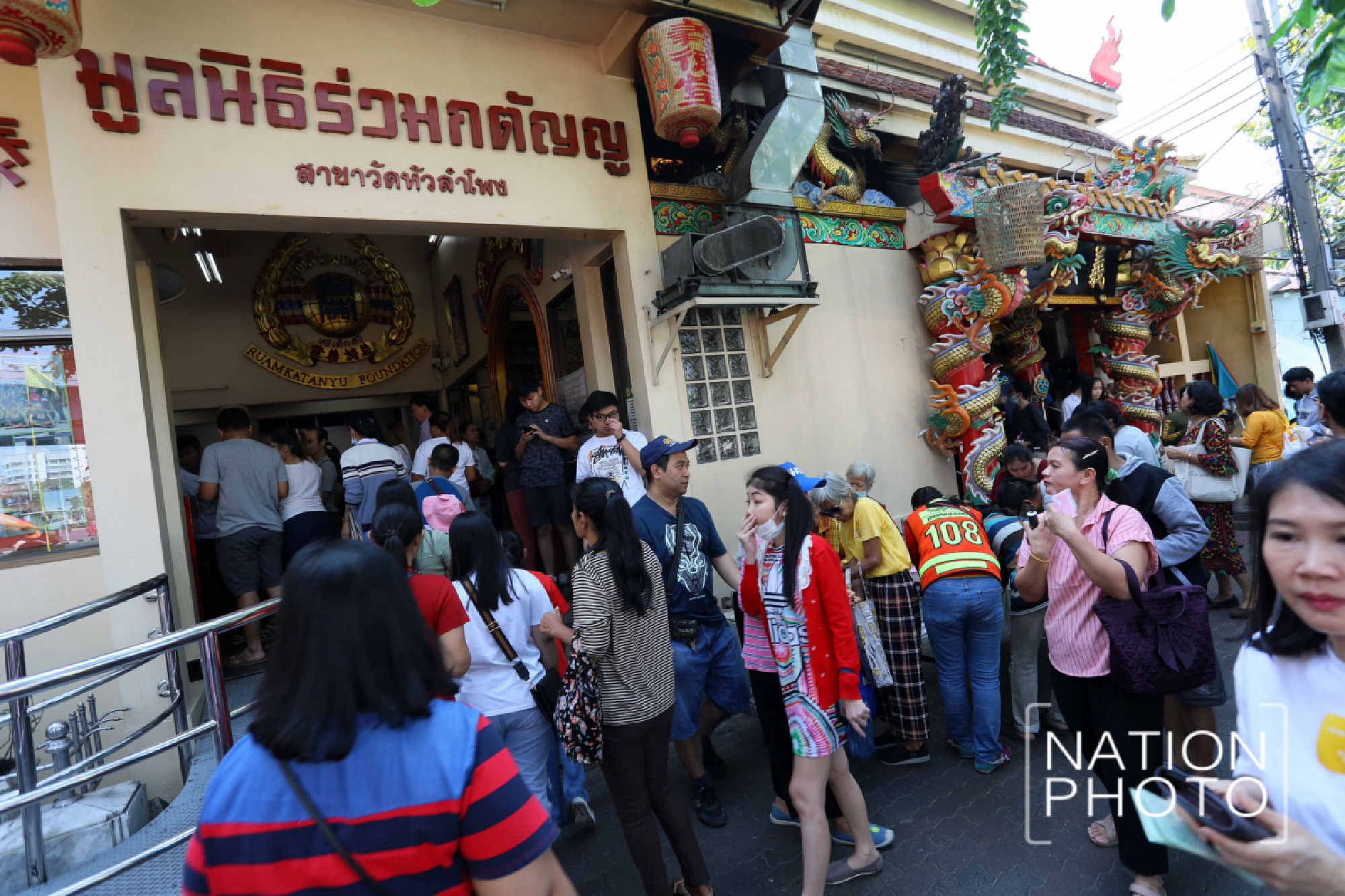 [Gallery] Bangkokians make merits at Wat Hua Lamphong