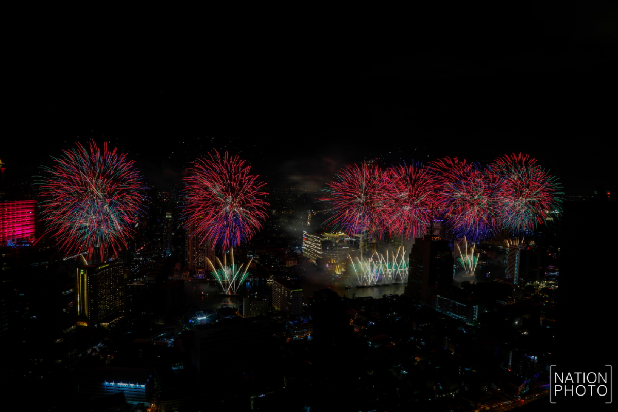 Spectacular fireworks at Iconsiam 2020 countdown