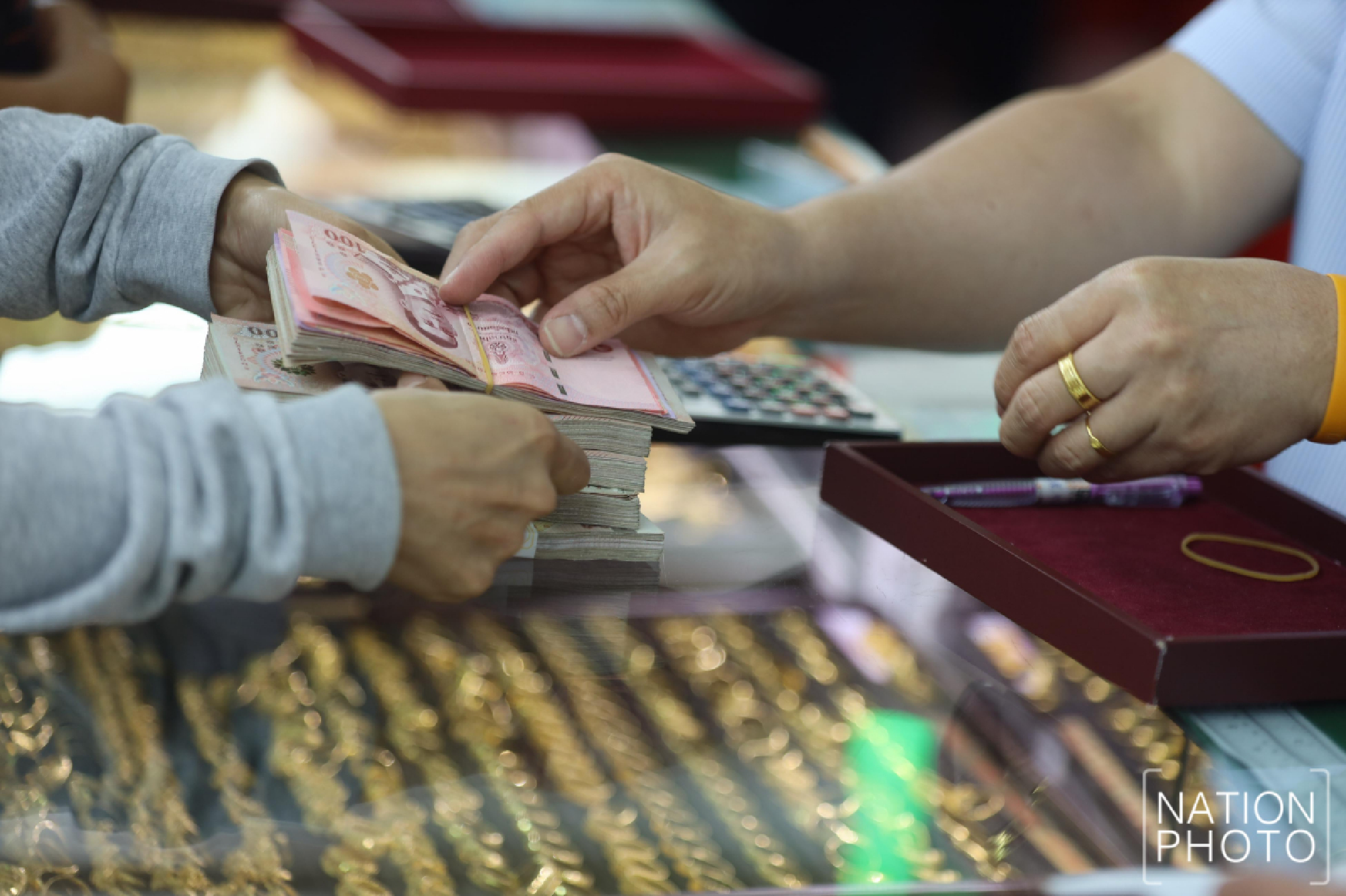 Gold falls as US refrains from retaliation