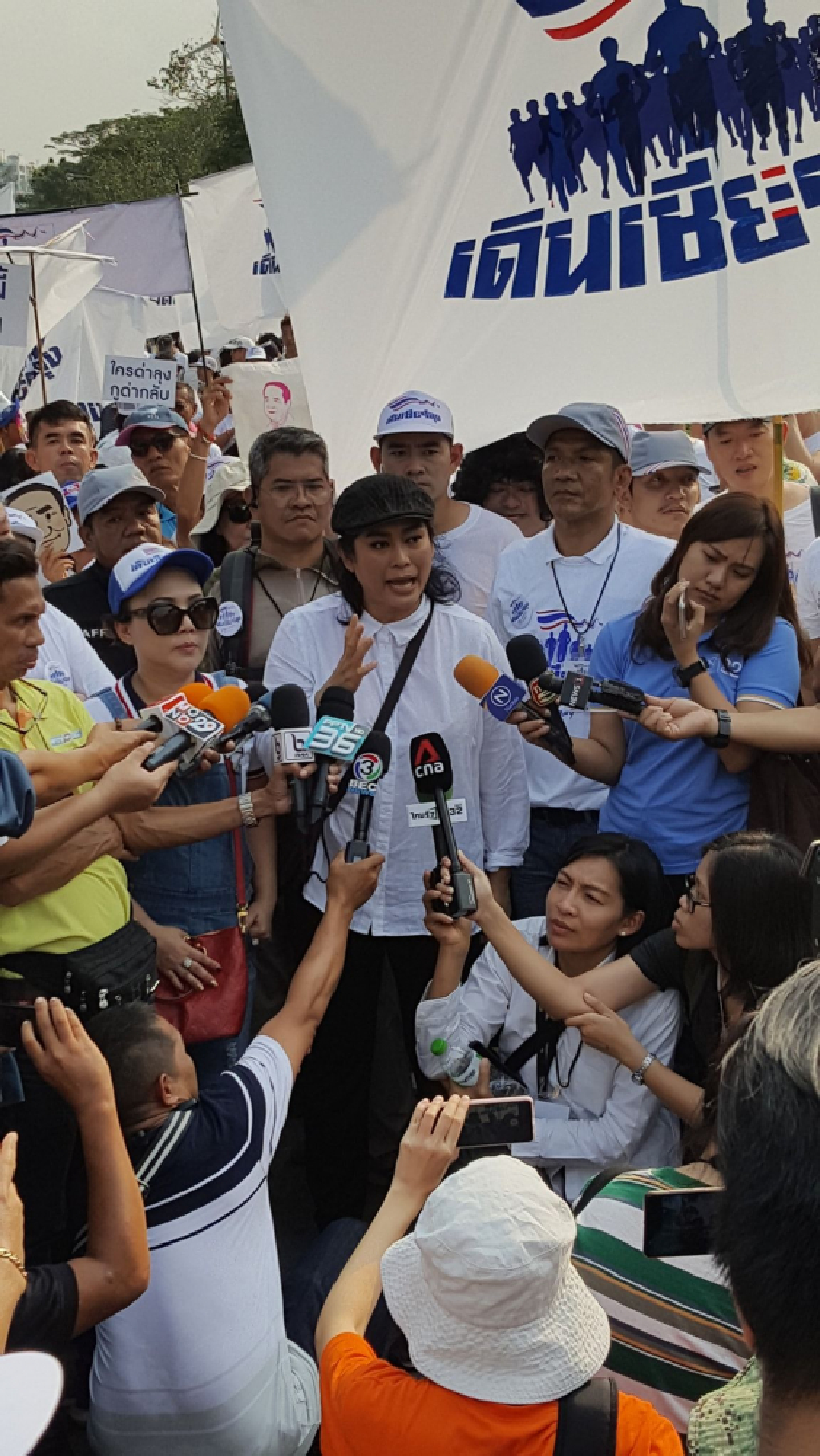 [Photo Gallery] Supporters run for opposing political causes