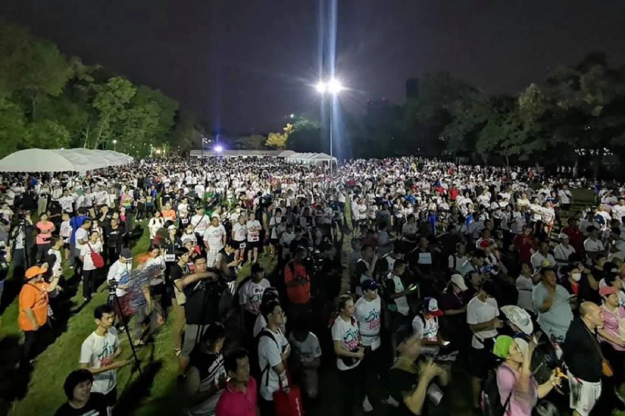 [Photo Gallery] Supporters run for opposing political causes