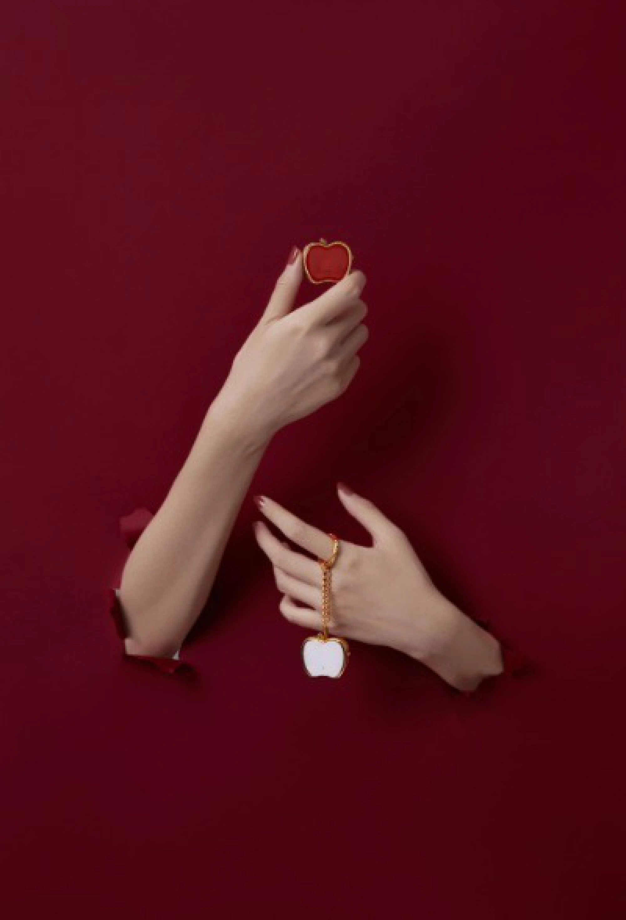 The newly launched electronic kit in the shape of an apple aims to enhance women's safety in an emergency.[Photo provided to China Daily]