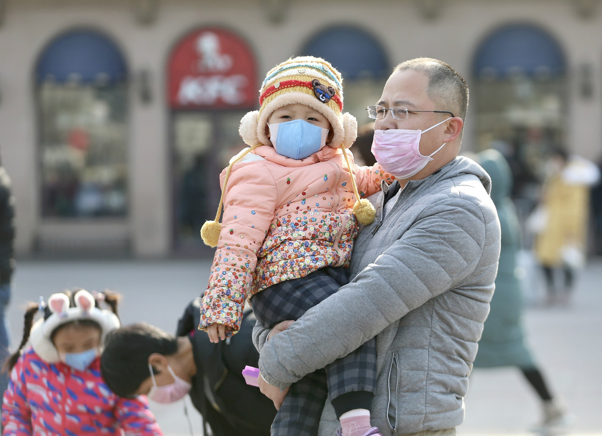People are seen wearing masks at Beijing Railway Station on Jan 21, 2020. As of 6 pm on Tuesday, there have been five cases of the novel coronavirus (2019-nCoV) infection in Beijing. [Photo by Zou Hong/chinadaily.com.cn]