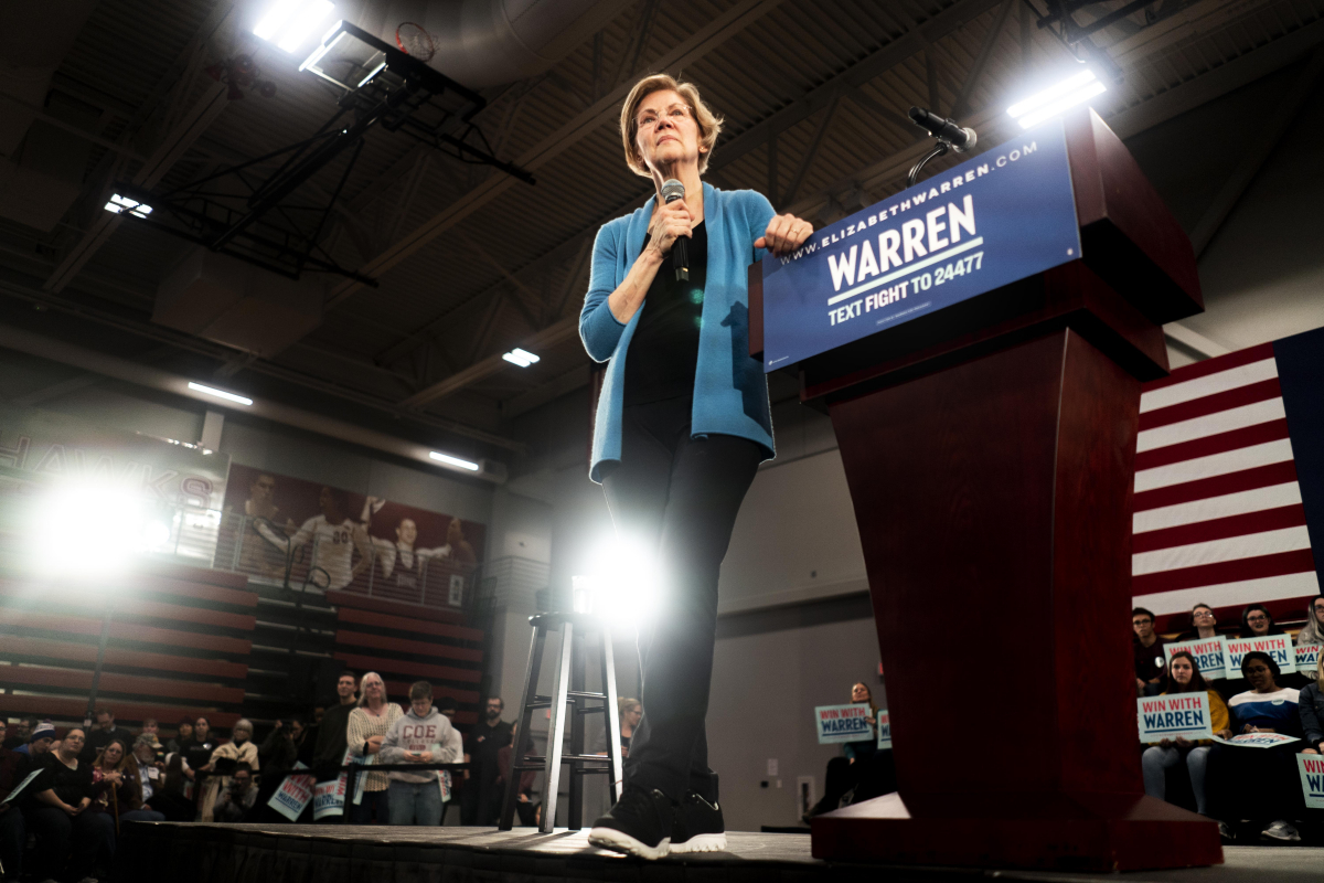Sen. Elizabeth Warren meets Iowa voters at a rally, with Rep. Ayanna Pressley, in Cedar Rapids, Iowa. MUST CREDIT: Washington Post photo by Melina Mara