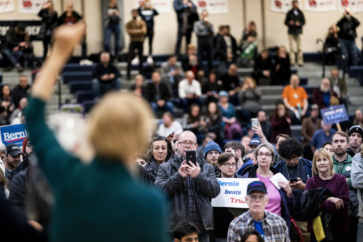 Sen. Elizabeth Warren, D-Mass., meets Iowa voters during a Des Moines caucus on Monday, Feb. 3, 2020. MUST CREDIT: Washington Post photo by Melina Mara